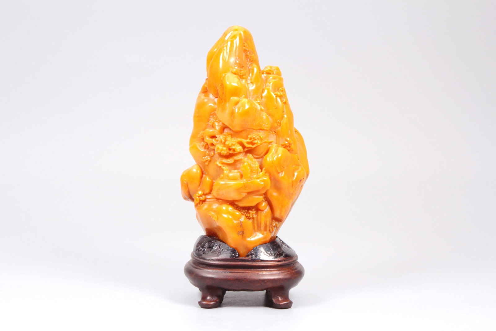 A SHOUSHAN TIANHUANG FIGURE LANDSCAPE BOULDER: A SHOUSHAN TIANHUANG FIGURE LANDSCAPE BOULDER Size:Height:18.3cm,Width:8.7cm,Length:5.5cm