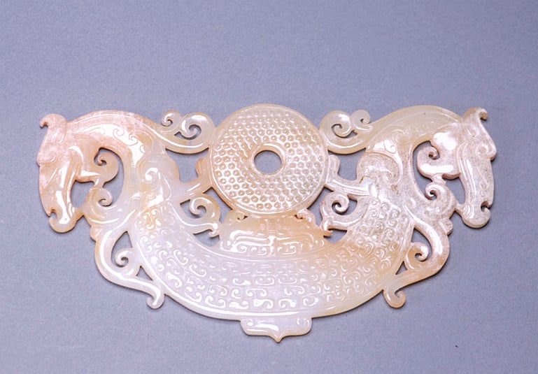 AN ARCHAIC JADE HUANG WITH GRAIN PATTERNS AND CHILONG: AN ARCHAIC JADE HUANG WITH GRAIN PATTERNS AND CHILONG Size:Length:15.3cm,Width:8.2cm