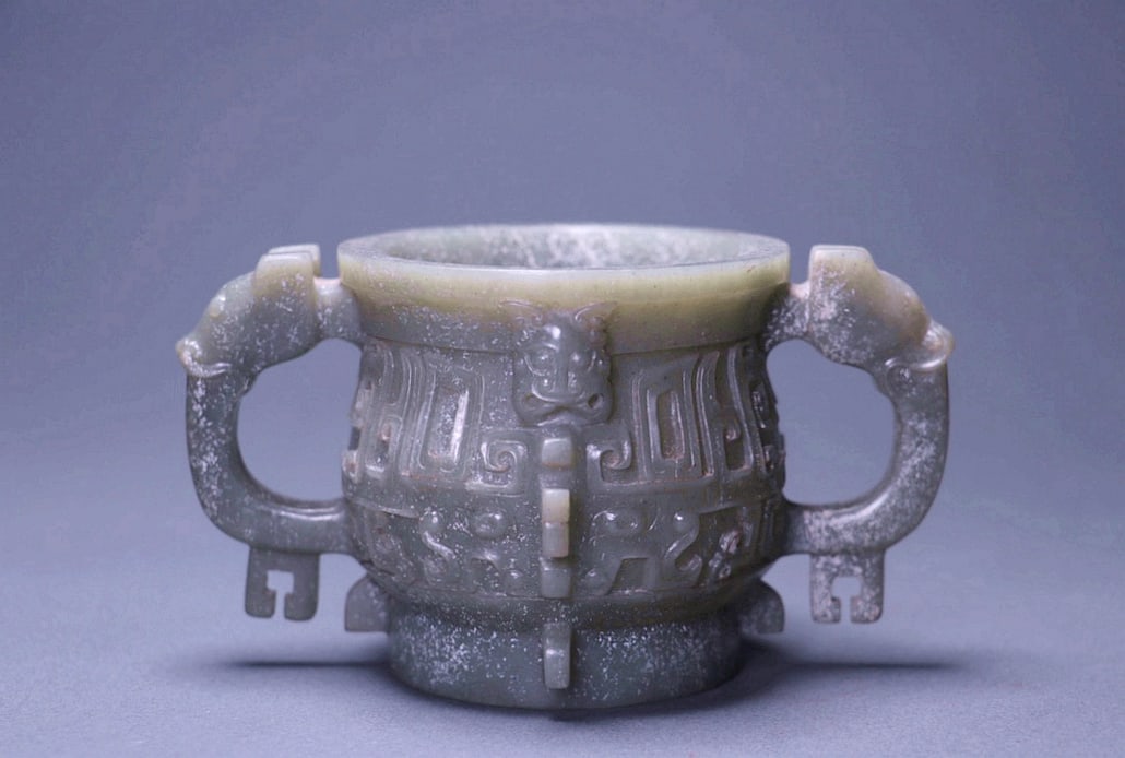 A JADE GUI VESSEL: A JADE GUI VESSEL Size:Width:13.3cm,Diam:7.5cm,Height:7.2cm