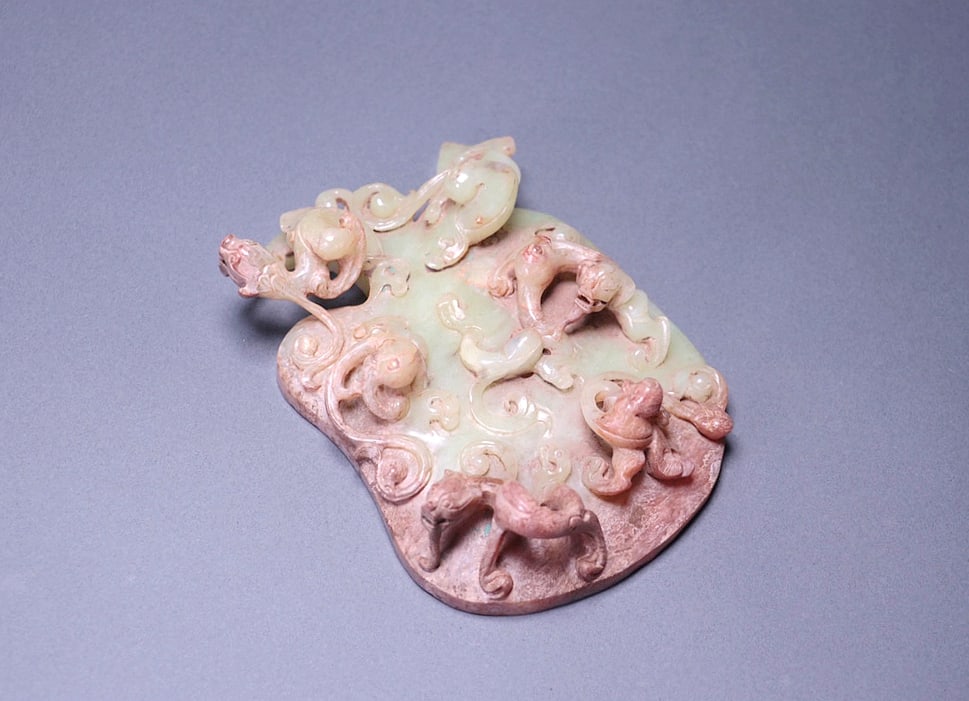 A HETIAN YELLOW JADE BI DISC WITH CHILONG MOTIFS: A HETIAN YELLOW JADE BI DISC WITH CHILONG MOTIFS Size:Length:13.8cm,Width:9.5cm
