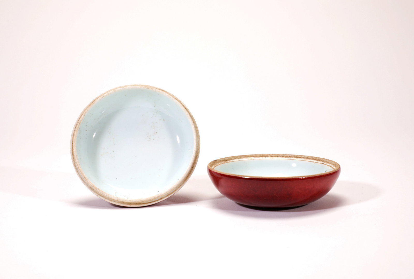 A RED GLAZED POWDER BOX - 6