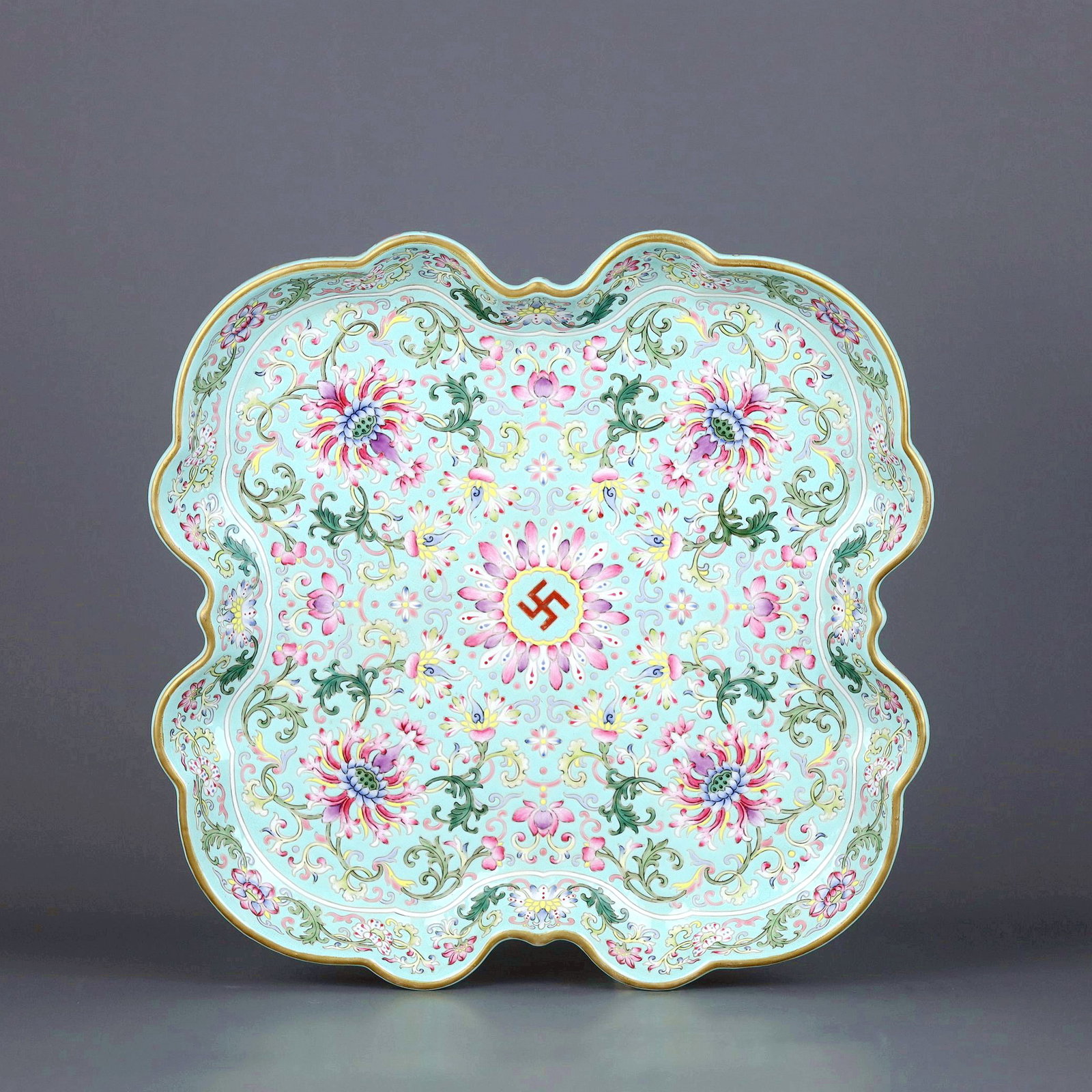 A TURQUOISE-GROUND FAMILLE-ROSE LOTUS SCALLOPED DISH: A TURQUOISE-GROUND FAMILLE-ROSE LOTUS SCALLOPED DISH Size:Height:3.2cm,Diam:25.2cm