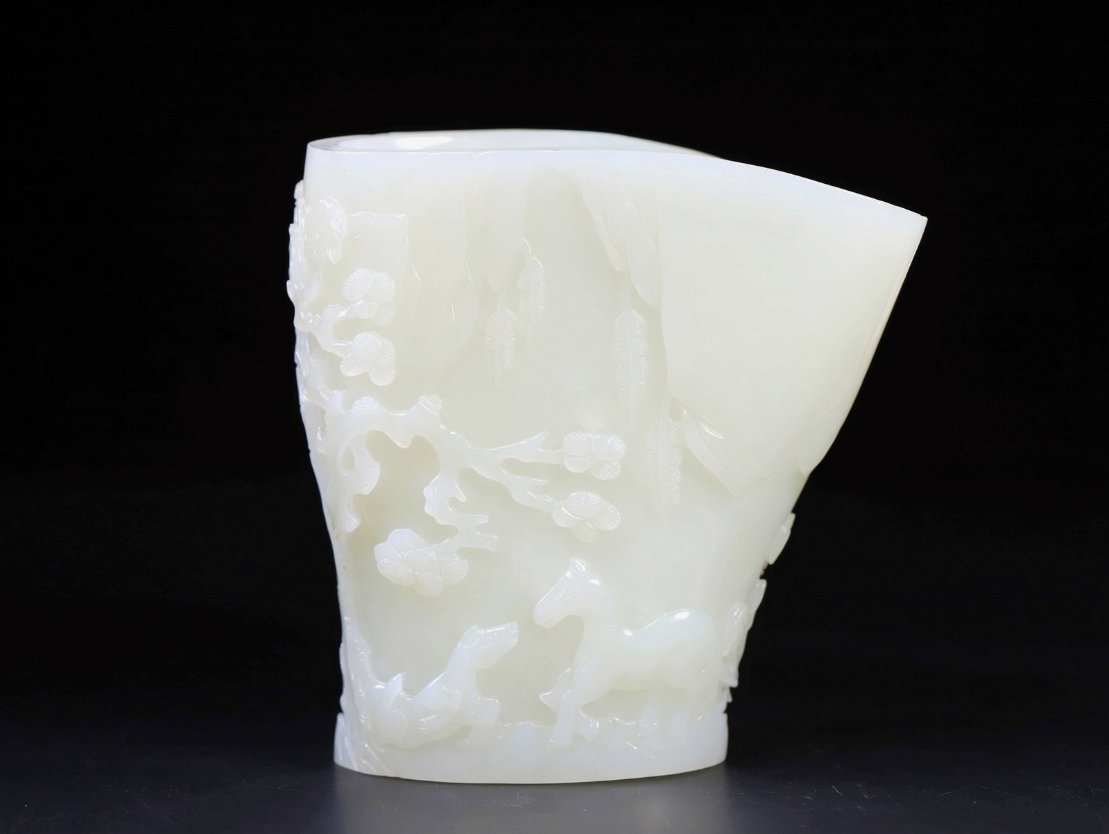 A HETIAN JADE JUE CUP WITH 'IMMEDIATE SUCCESS' MOTIF: A HETIAN JADE JUE CUP WITH 'IMMEDIATE SUCCESS' MOTIF Size:Height:9.5cm,Width:9.5cm,Length:5cm