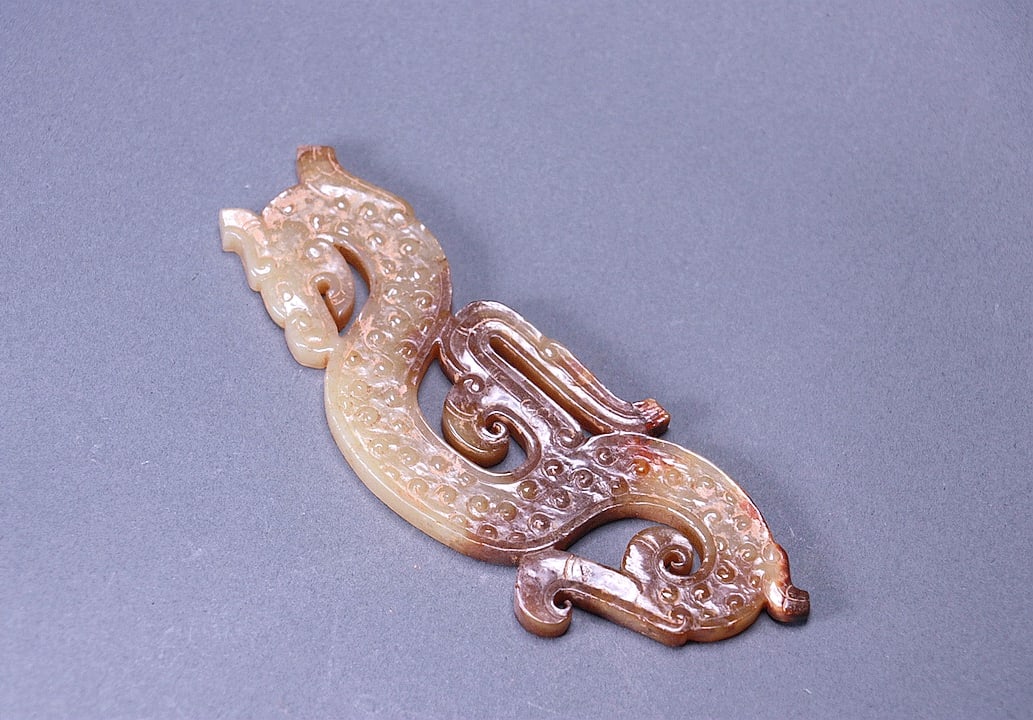 AN S-SHAPED JADE PENDANT WITH HOOKED CLOUD PATTERNS: AN S-SHAPED JADE PENDANT WITH HOOKED CLOUD PATTERNS Size:Length:11.3cm,Width:4.2cm