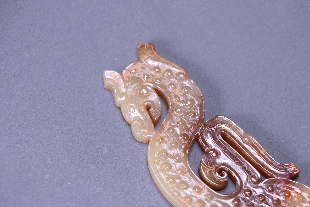 AN S-SHAPED JADE PENDANT WITH HOOKED CLOUD PATTERNS - 2