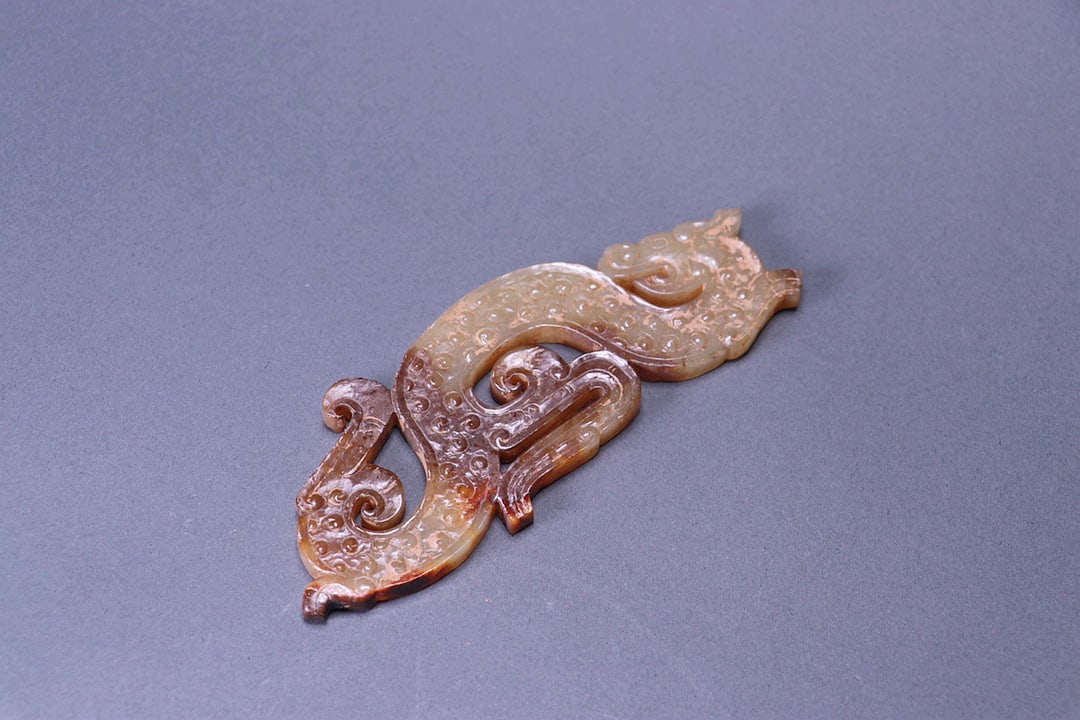 AN S-SHAPED JADE PENDANT WITH HOOKED CLOUD PATTERNS - 4