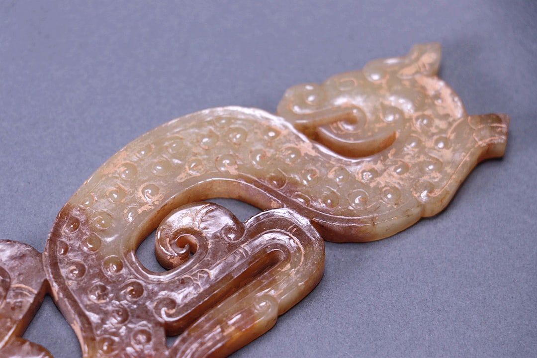 AN S-SHAPED JADE PENDANT WITH HOOKED CLOUD PATTERNS - 5