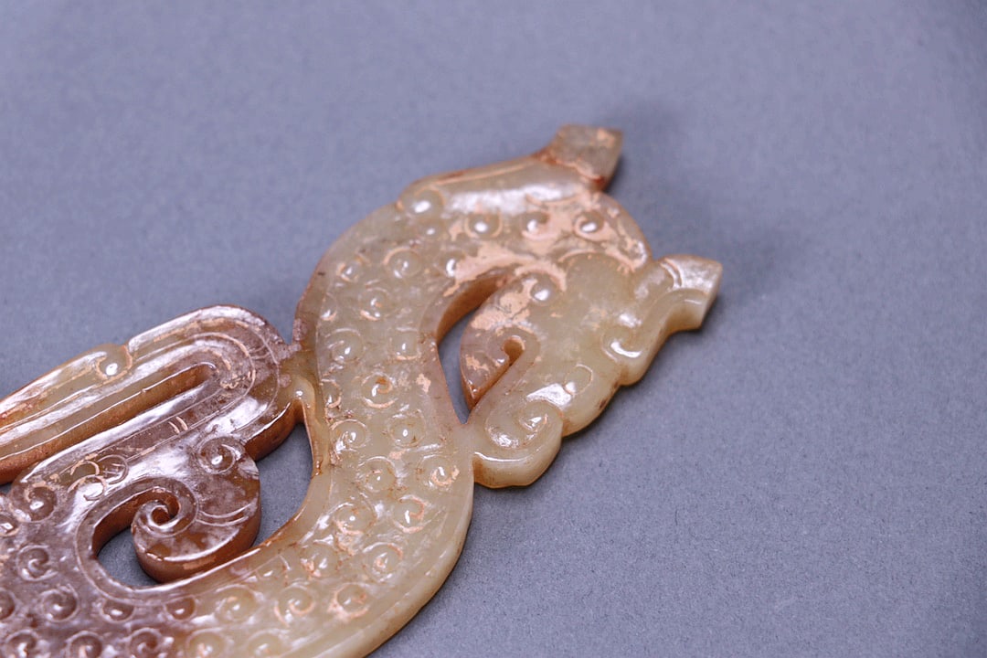 AN S-SHAPED JADE PENDANT WITH HOOKED CLOUD PATTERNS - 7
