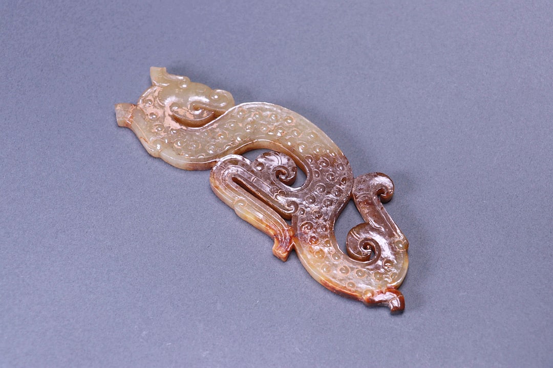 AN S-SHAPED JADE PENDANT WITH HOOKED CLOUD PATTERNS - 8