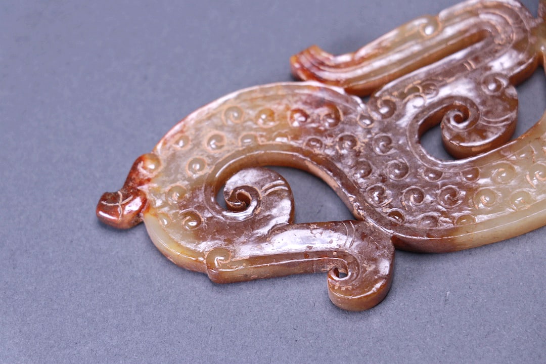 AN S-SHAPED JADE PENDANT WITH HOOKED CLOUD PATTERNS - 9