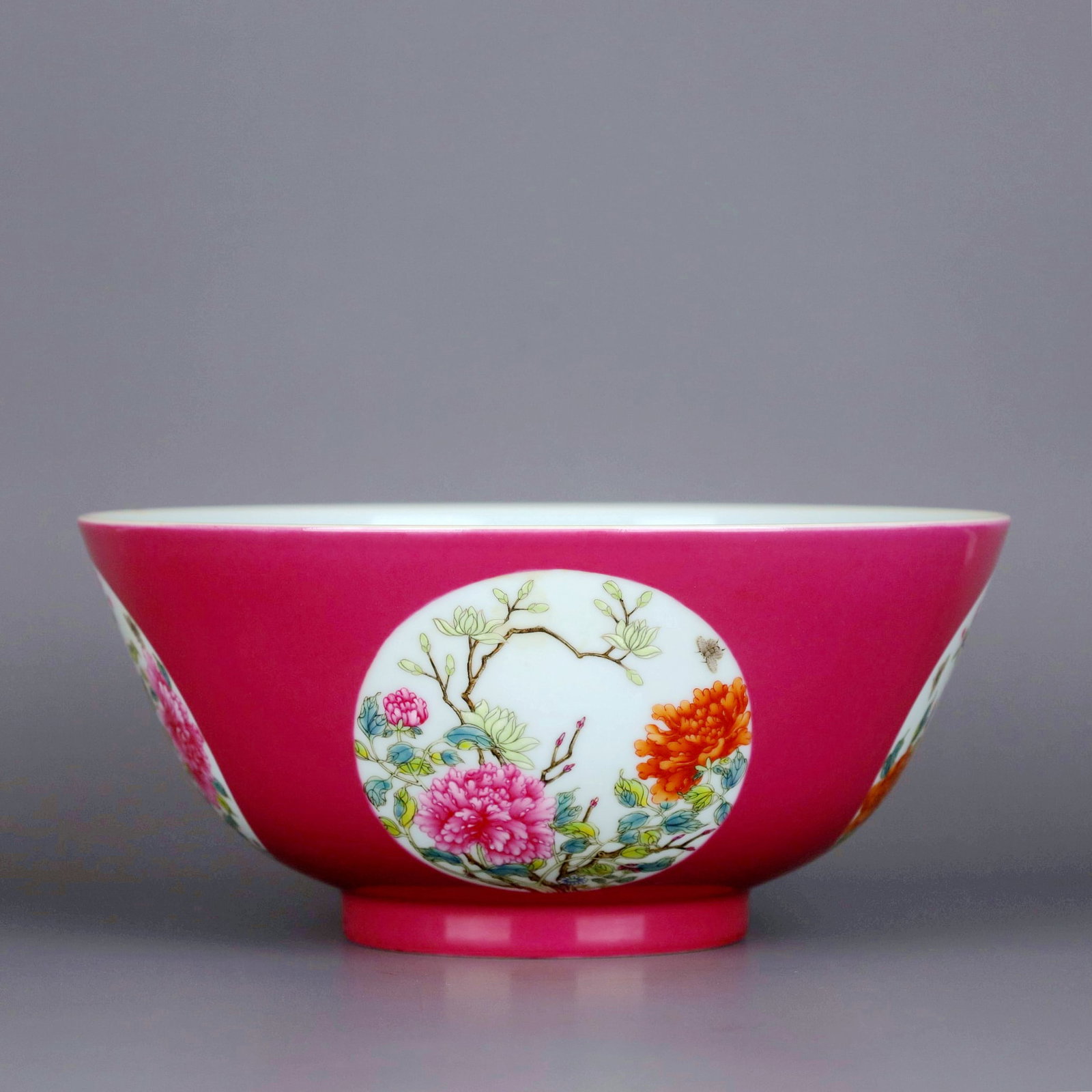 A RUBY-GROUND FAMILLE-ROSE FLOWER BOWL: A RUBY-GROUND FAMILLE-ROSE FLOWER BOWL Size:Height:10.8cm,Diam:23.5cm