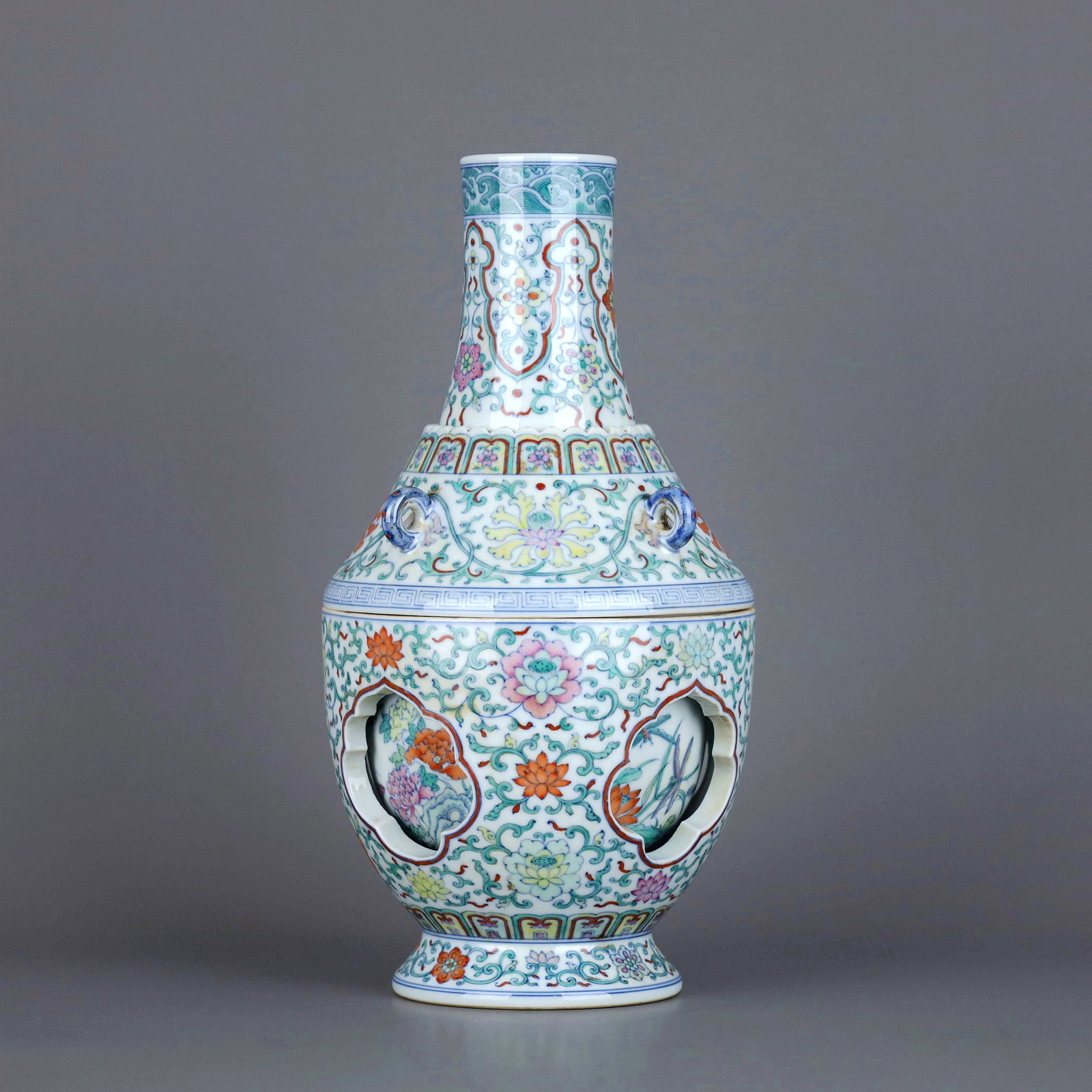 A DOUCAI LOTUS TURNING VASE: A DOUCAI LOTUS TURNING VASE Size:Height:27.5cm,Diam:14.2cm