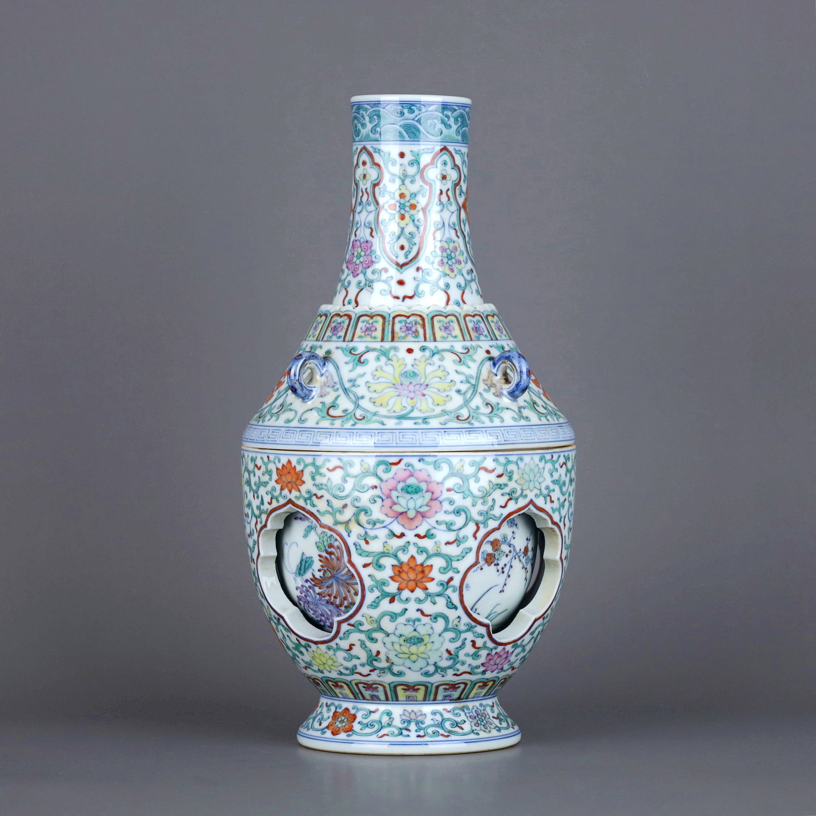 A DOUCAI LOTUS TURNING VASE - 2