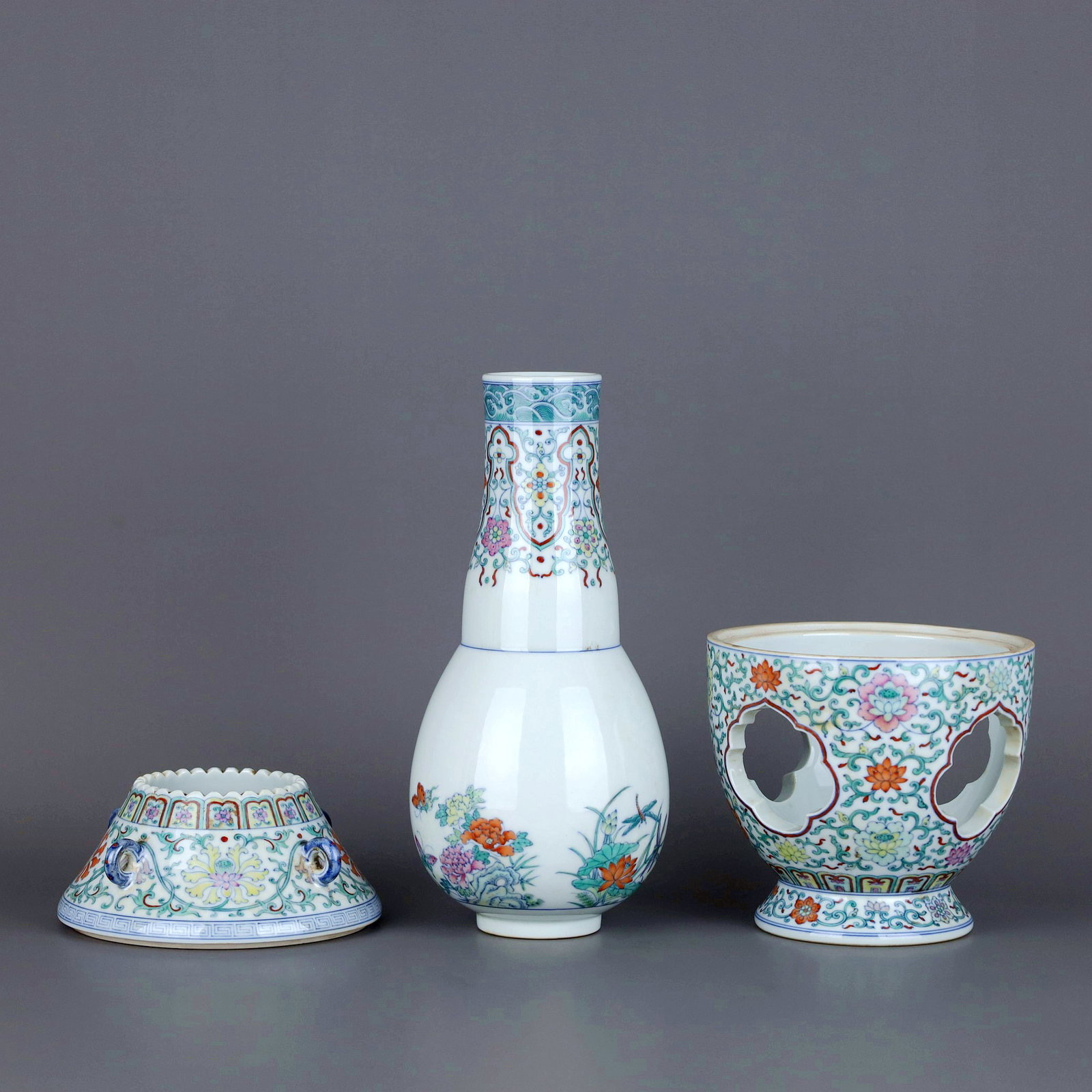 A DOUCAI LOTUS TURNING VASE - 3