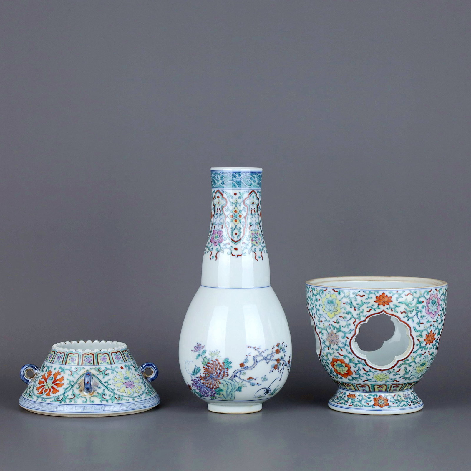 A DOUCAI LOTUS TURNING VASE - 4