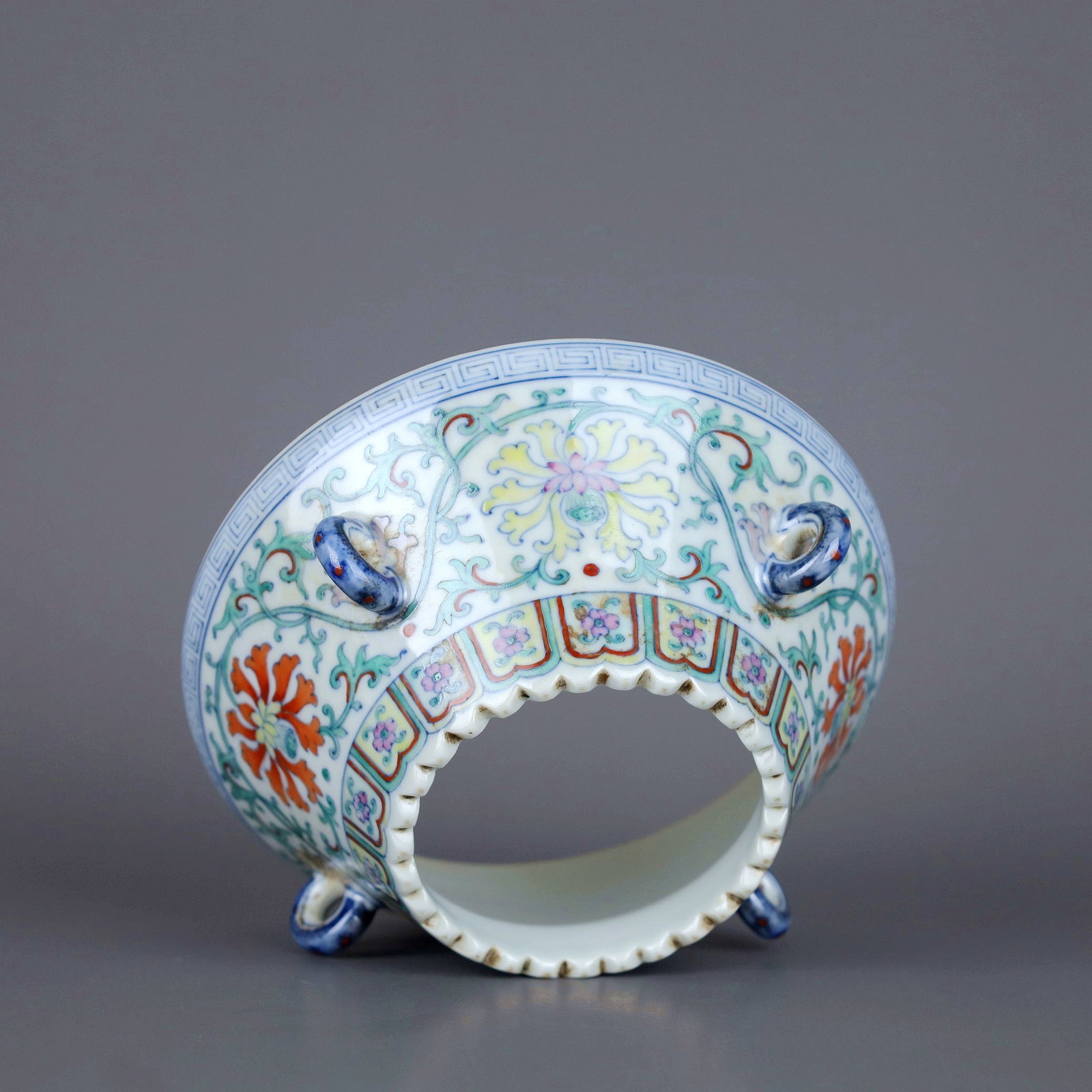 A DOUCAI LOTUS TURNING VASE - 5