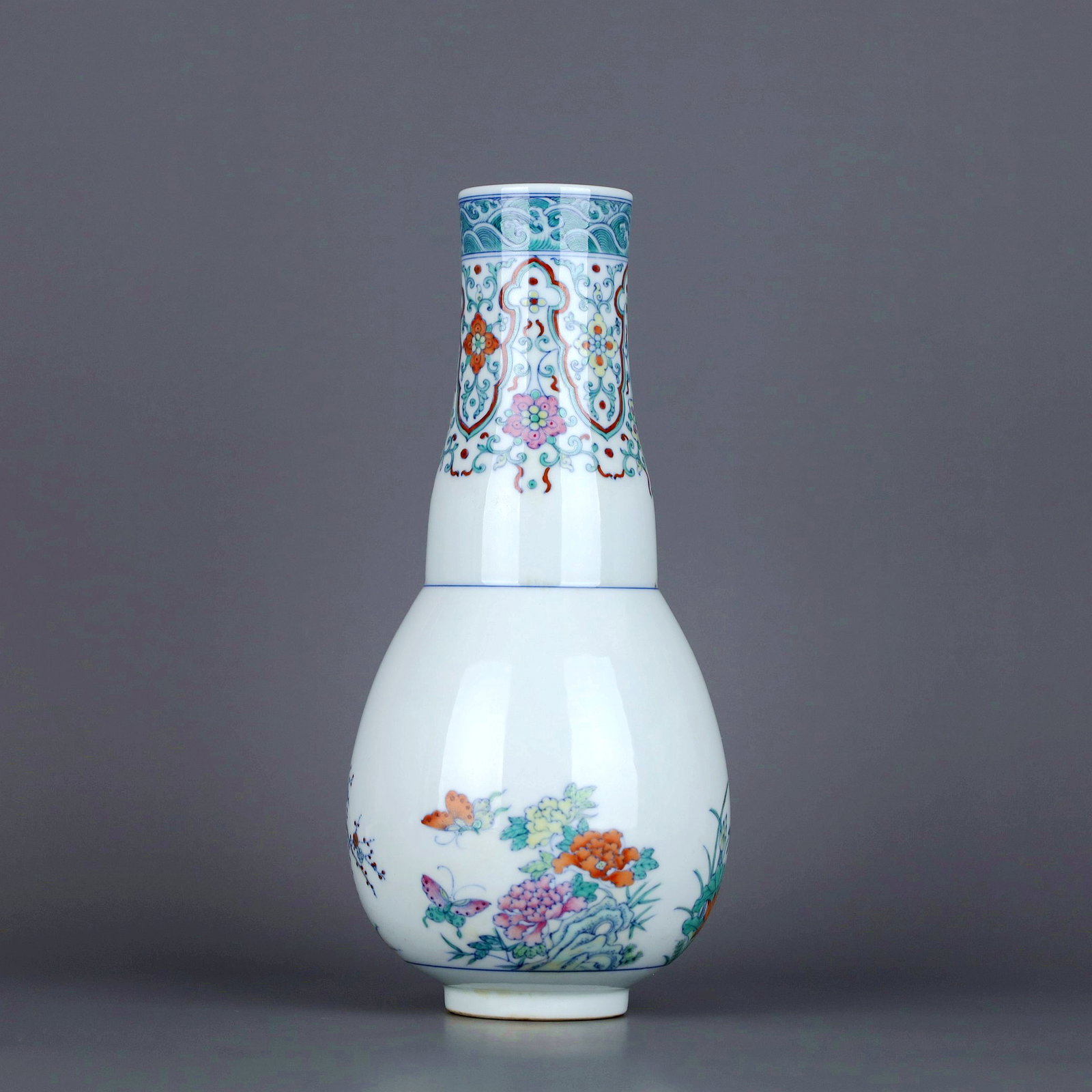 A DOUCAI LOTUS TURNING VASE - 6