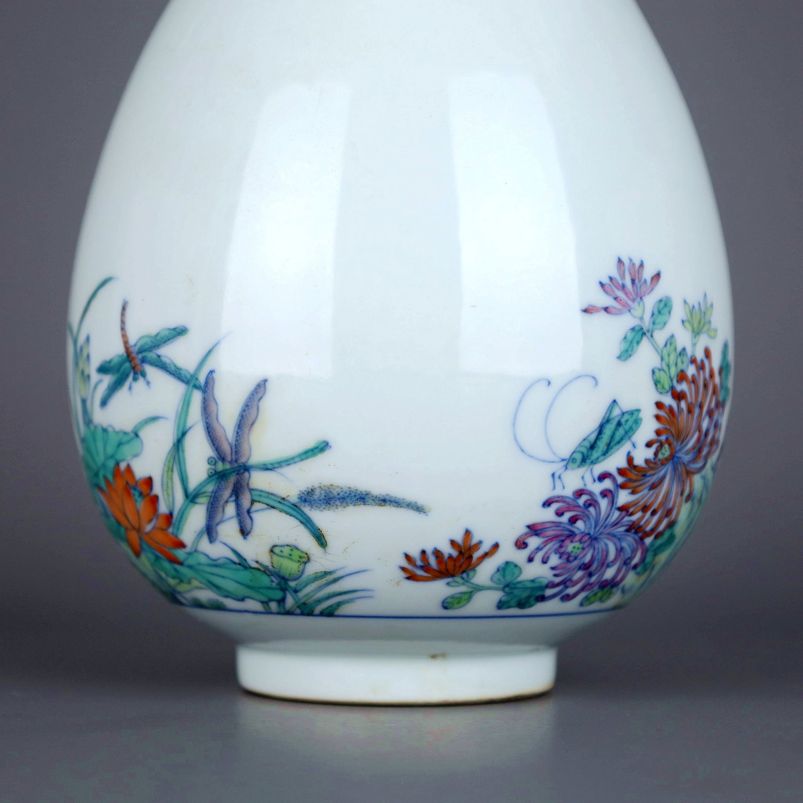 A DOUCAI LOTUS TURNING VASE - 7