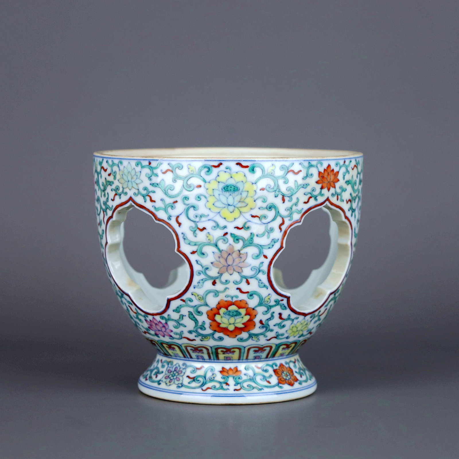 A DOUCAI LOTUS TURNING VASE - 8