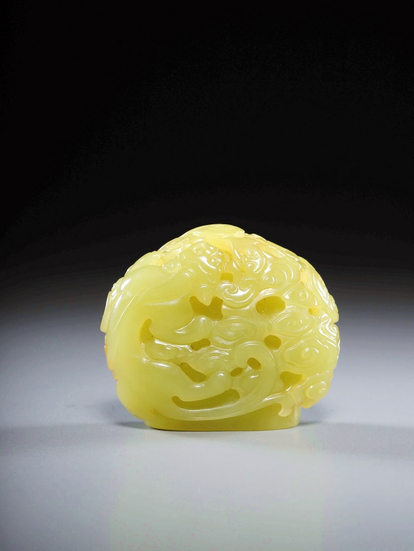 A HETIAN YELLOW JADE SEAL WITH DRAGON MOTIFS: A HETIAN YELLOW JADE SEAL WITH DRAGON MOTIFS Size:5.3*2.3*4.5cm