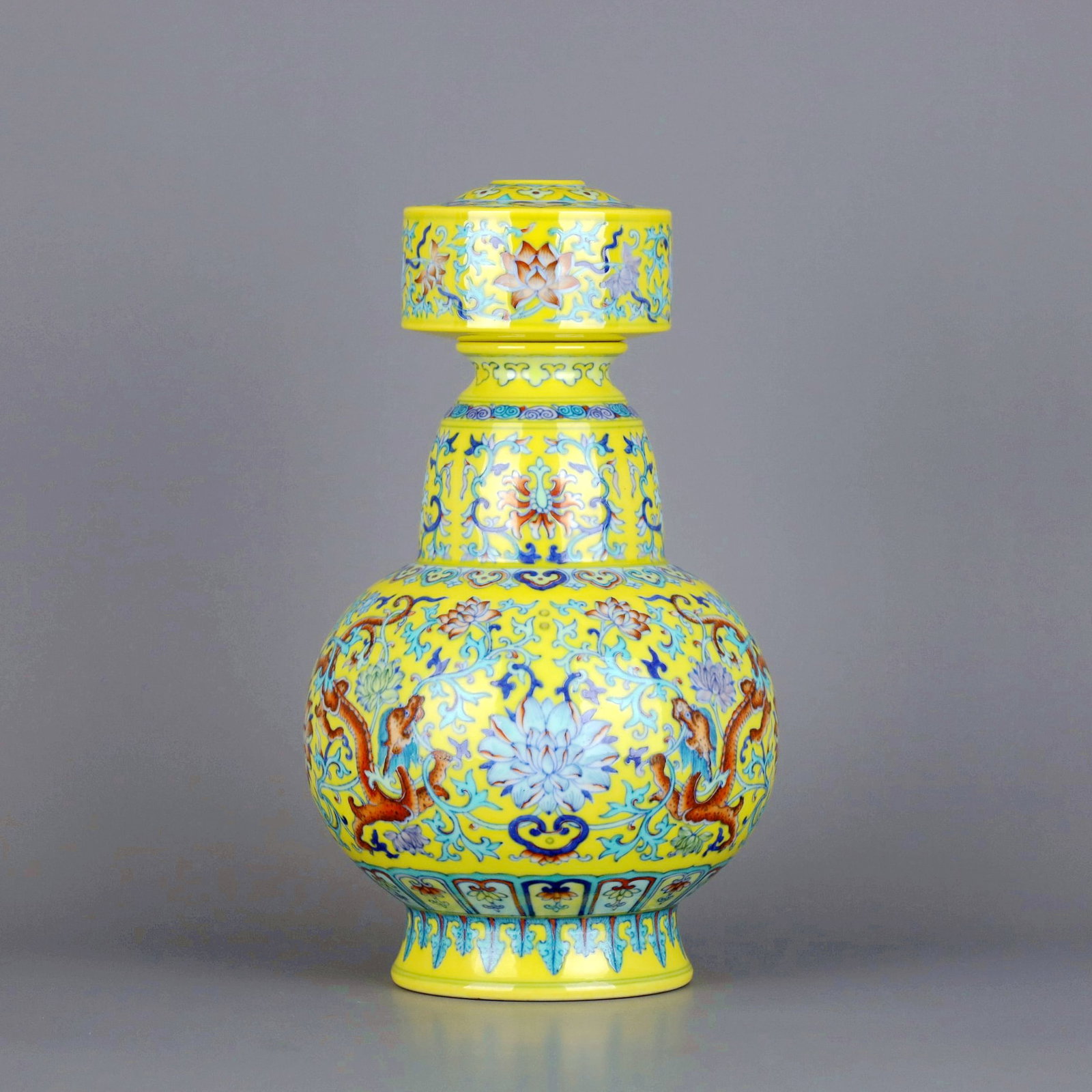 A YELLOW-GROUND WUCAI DRAGON AND CHI BENBA VASE: A YELLOW-GROUND WUCAI DRAGON AND CHI BENBA VASE Size:Height:26.4cm,Diam:15.5cm