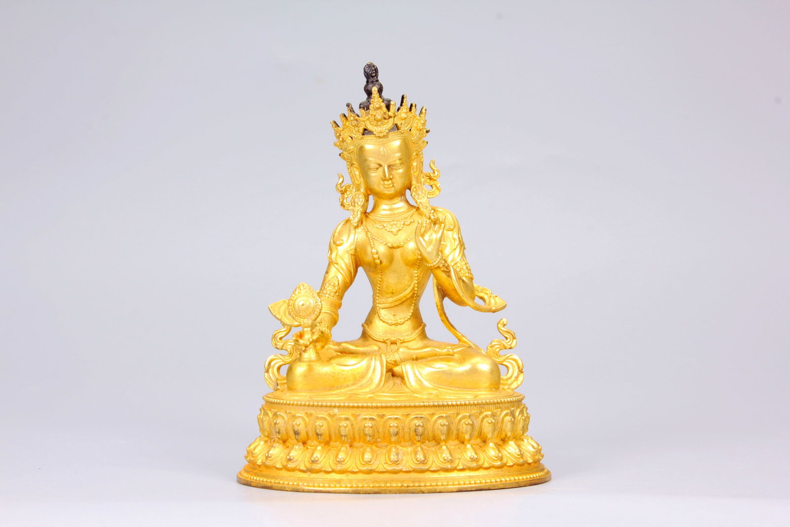 A GILT-BRONZE FIGURE OF TARA: A GILT-BRONZE FIGURE OF TARA Size:Height:10.4cm,Width:7.6cm;Weight:478grams