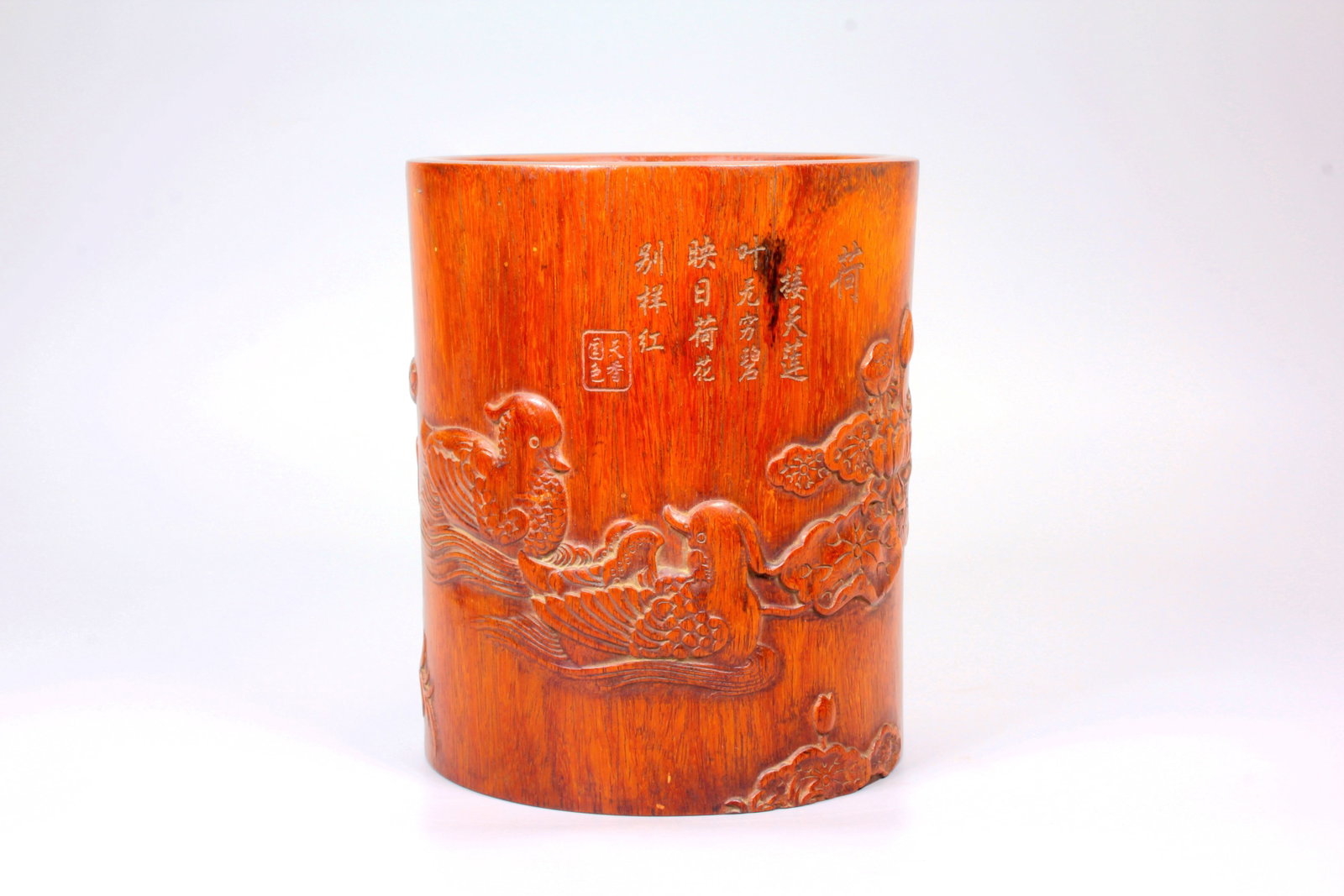 A HUANGHUALI BRUSH POT WITH 'MANCHIJIAO' PATTERN AND INSCRIPTION: A HUANGHUALI BRUSH POT WITH 'MANCHIJIAO' PATTERN AND INSCRIPTION Size:Height:14.5cm,Diam:12.4cm