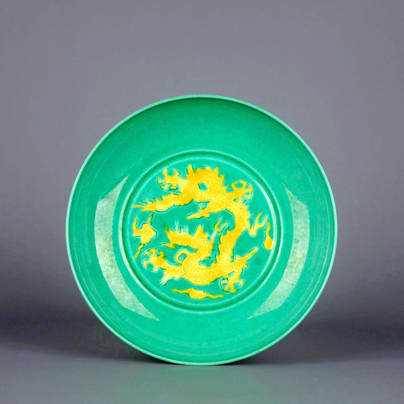 A GREEN GROUND YELLOW DRAGON DISH: A GREEN GROUND YELLOW DRAGON DISH Size:Height:3.5cm,Diam:15cm