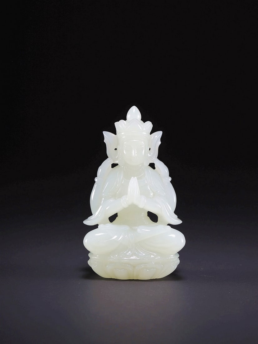 A SEATED HETIAN JADE FIGURE OF FOUR-ARMED GUANYIN: A SEATED HETIAN JADE FIGURE OF FOUR-ARMED GUANYIN Size:6.5*3.8*2.3cm