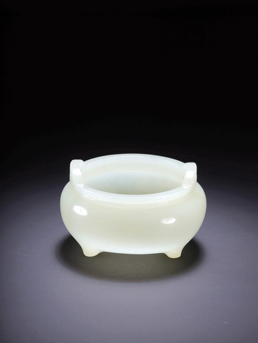 A HETIAN JADE CENSER WITH BRIDGE-SHAPED HANDLES: A HETIAN JADE CENSER WITH BRIDGE-SHAPED HANDLES Size:Diam:7.2cm,Height:4.3cm