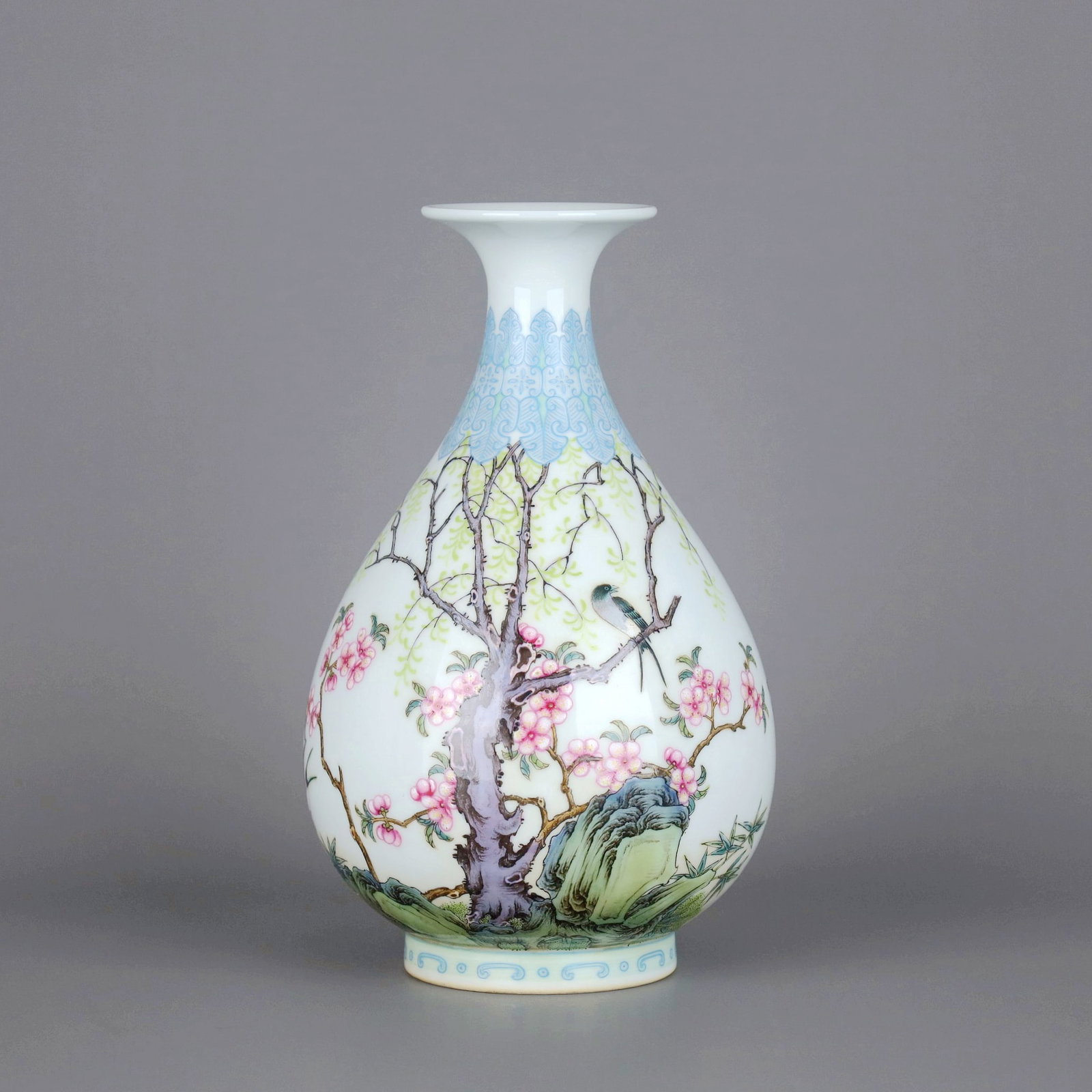 A ENAMELLED YANZHICHUN BIRD AND APRICOT BLOSSOM PEAR-SHAPED VASE: A ENAMELLED YANZHICHUN BIRD AND APRICOT BLOSSOM PEAR-SHAPED VASE Size:Height:19.3cm,Diam:11.8cm