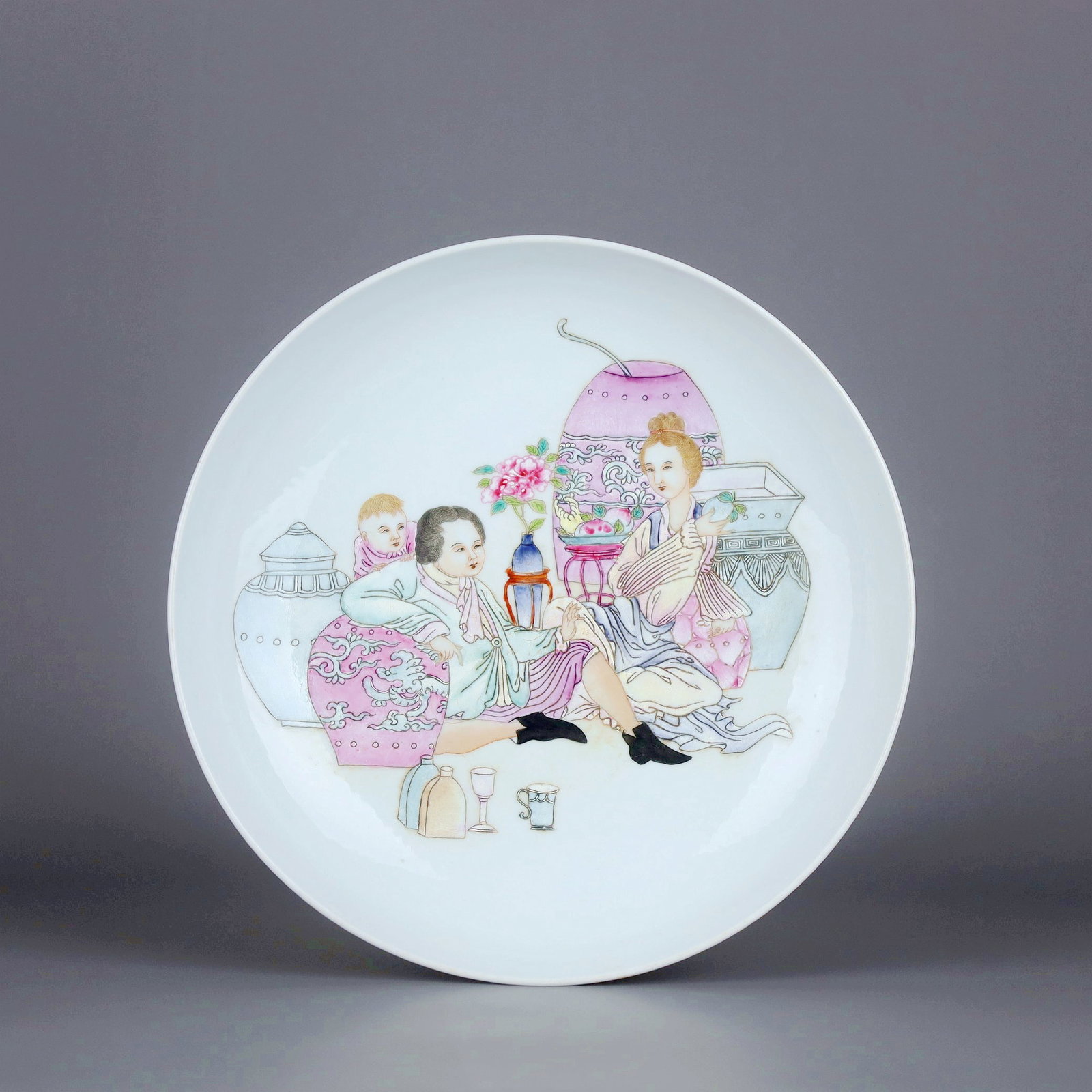 A FAMILLE-ROSE WESTERN FIGURE DISH: A FAMILLE-ROSE WESTERN FIGURE DISH Size:Height:4.3cm,Diam:21.2cm