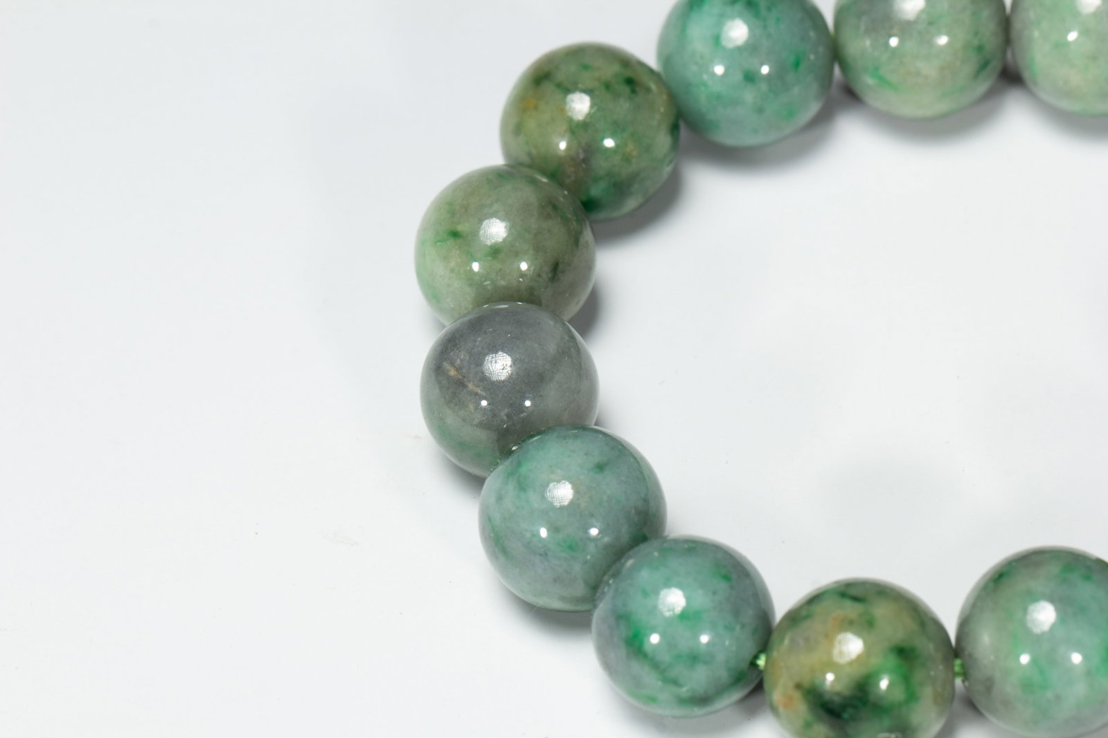 A CHINESE JADEITE BEAD BRACELET - 2