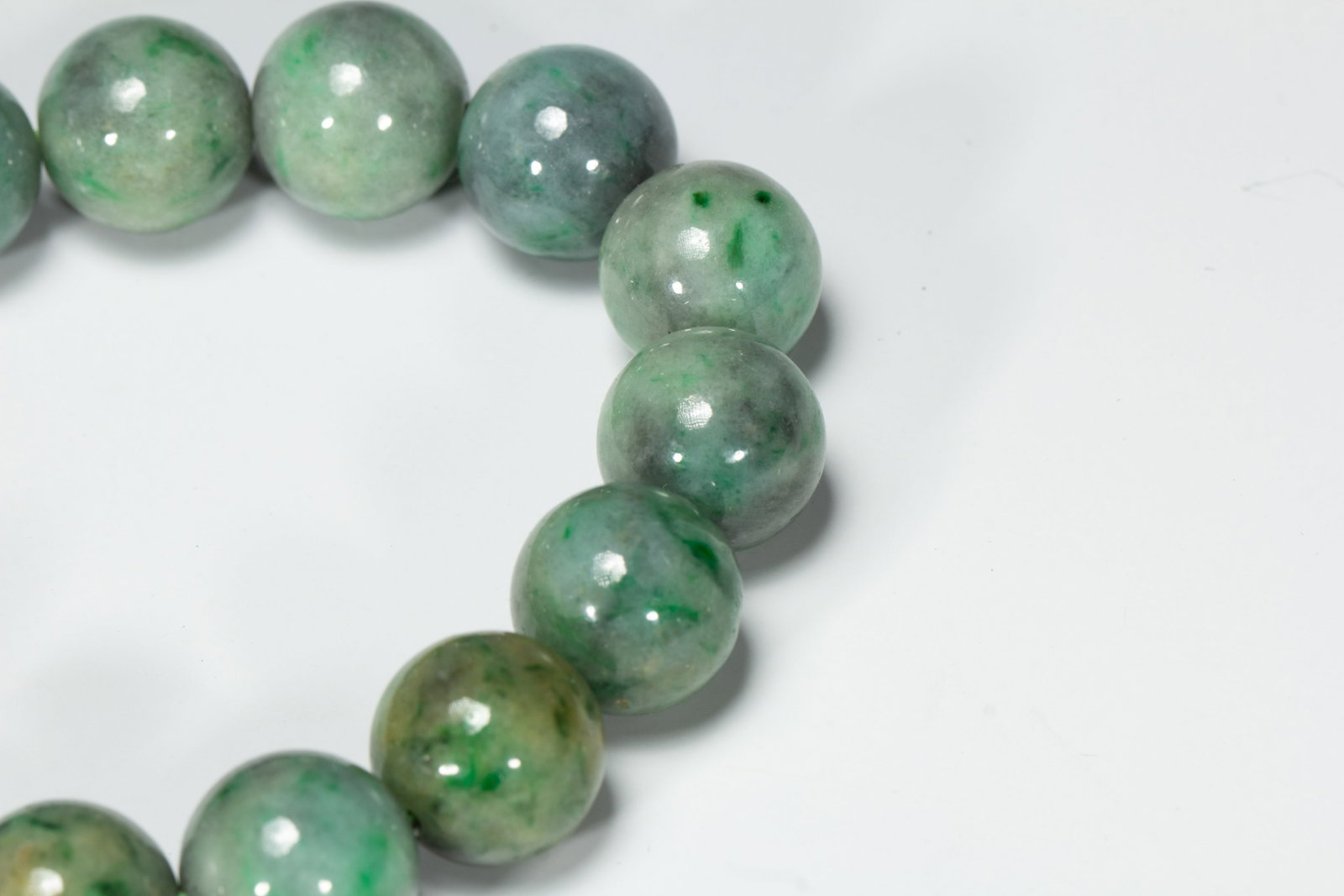 A CHINESE JADEITE BEAD BRACELET - 4
