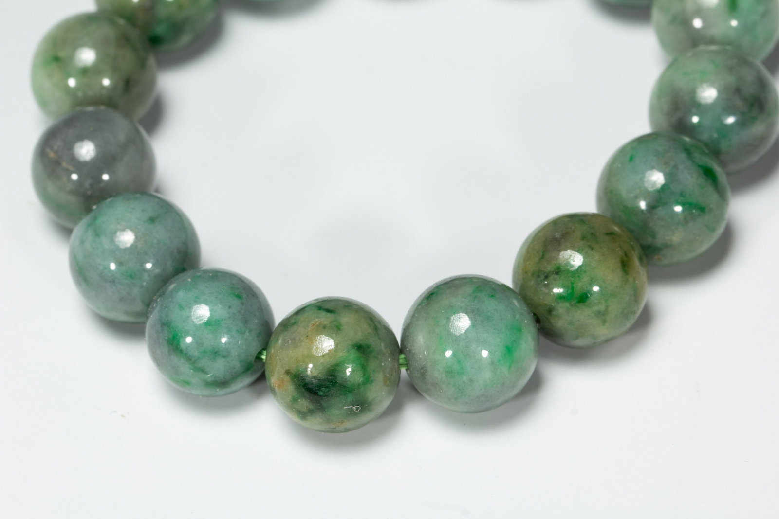 A CHINESE JADEITE BEAD BRACELET - 5