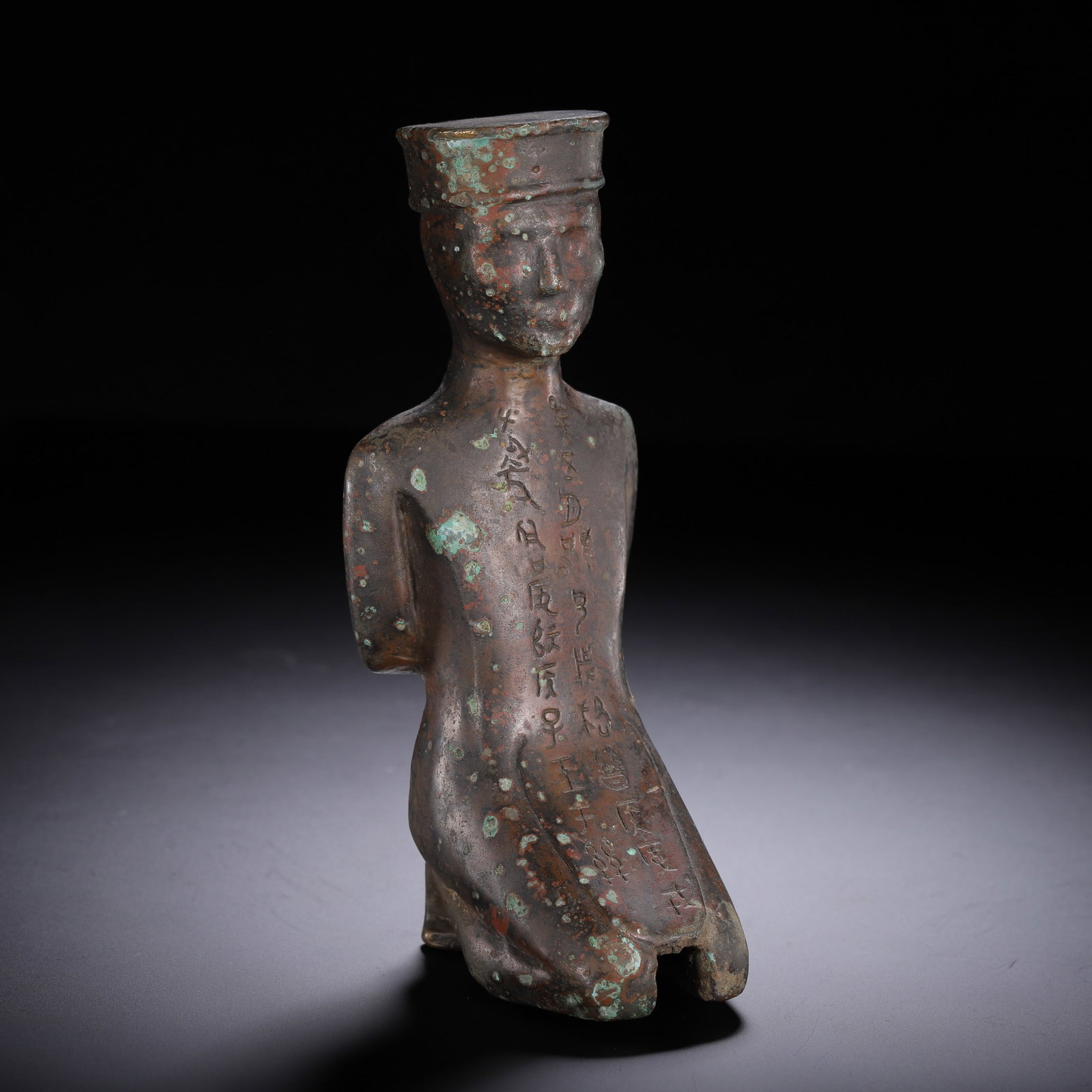 A CHINESE BRONZE KNEELING INSCRIBED FIGURE: A CHINESE BRONZE KNEELING INSCRIBED FIGURE (7 x 6 x 16cm,Weight 510g)