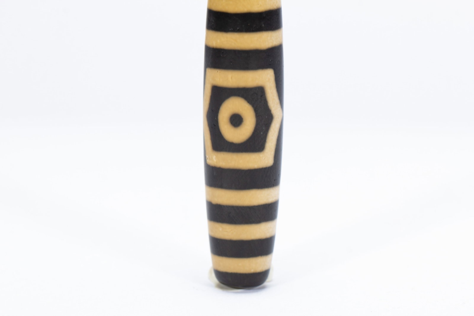 A CHINESE SINGLE SQUARE EYE DZI BEAD - 3