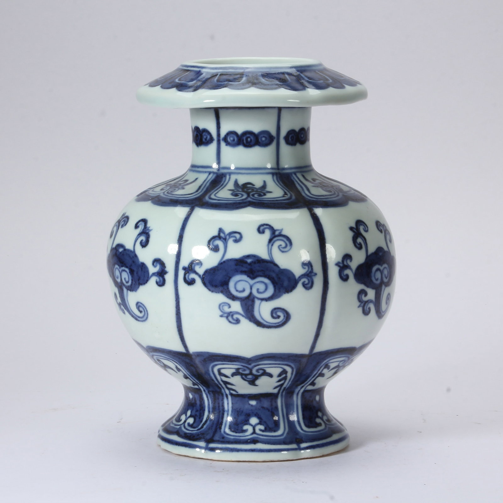 A CHINESE BLUE AND WHITE RUYI LOBED VASE (1 of 10)