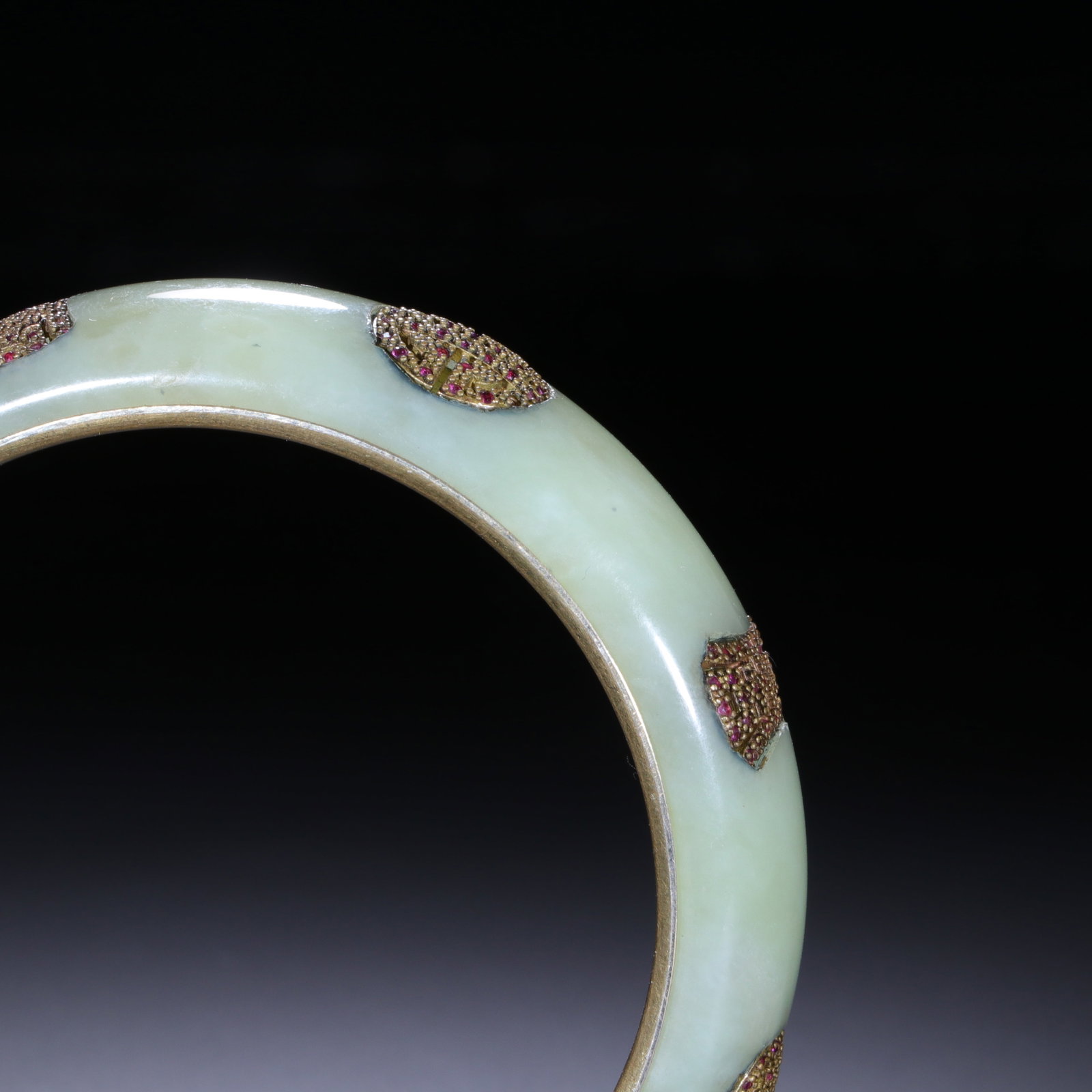 A HARDSTONES INLAID JADE BANGLE - 2