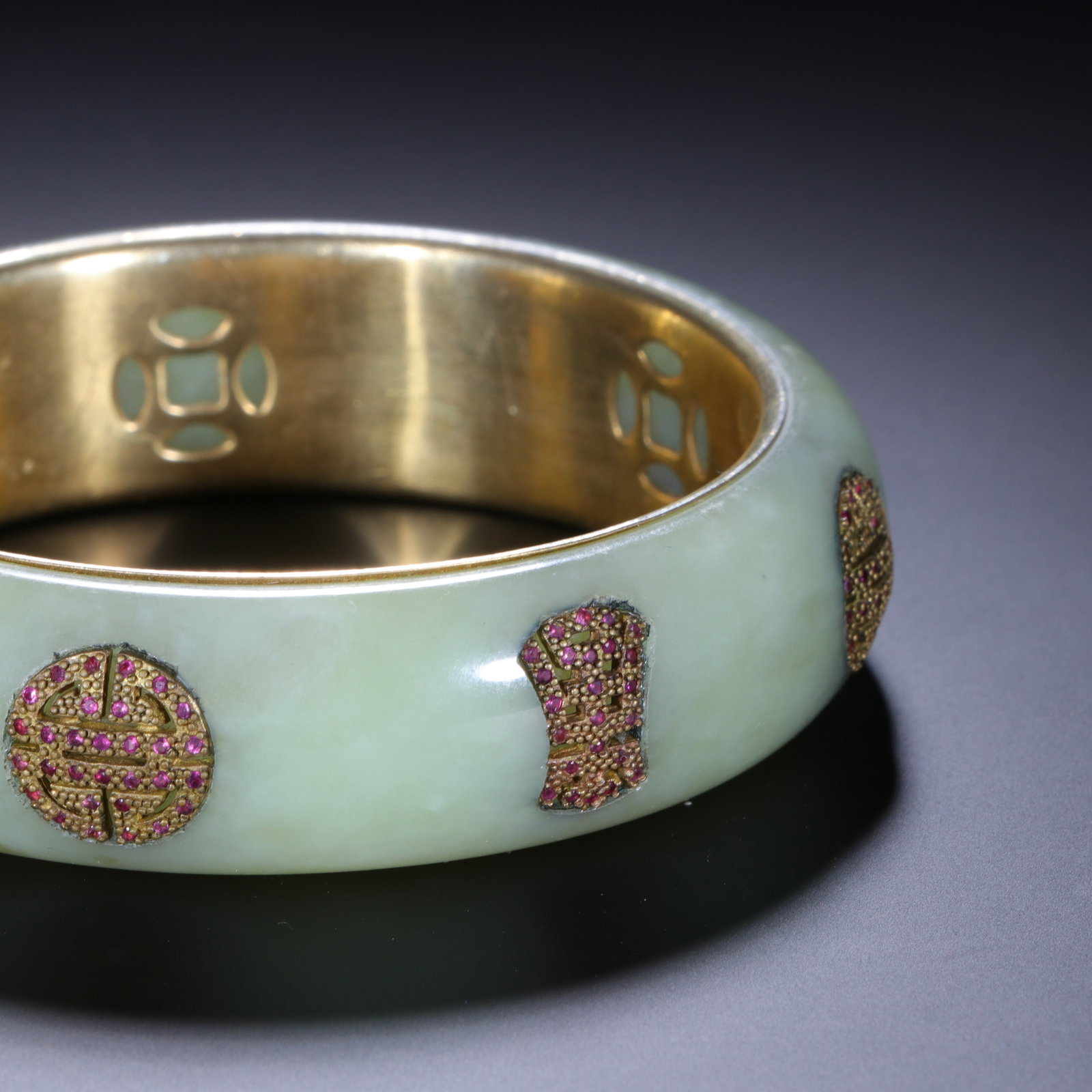 A HARDSTONES INLAID JADE BANGLE - 4