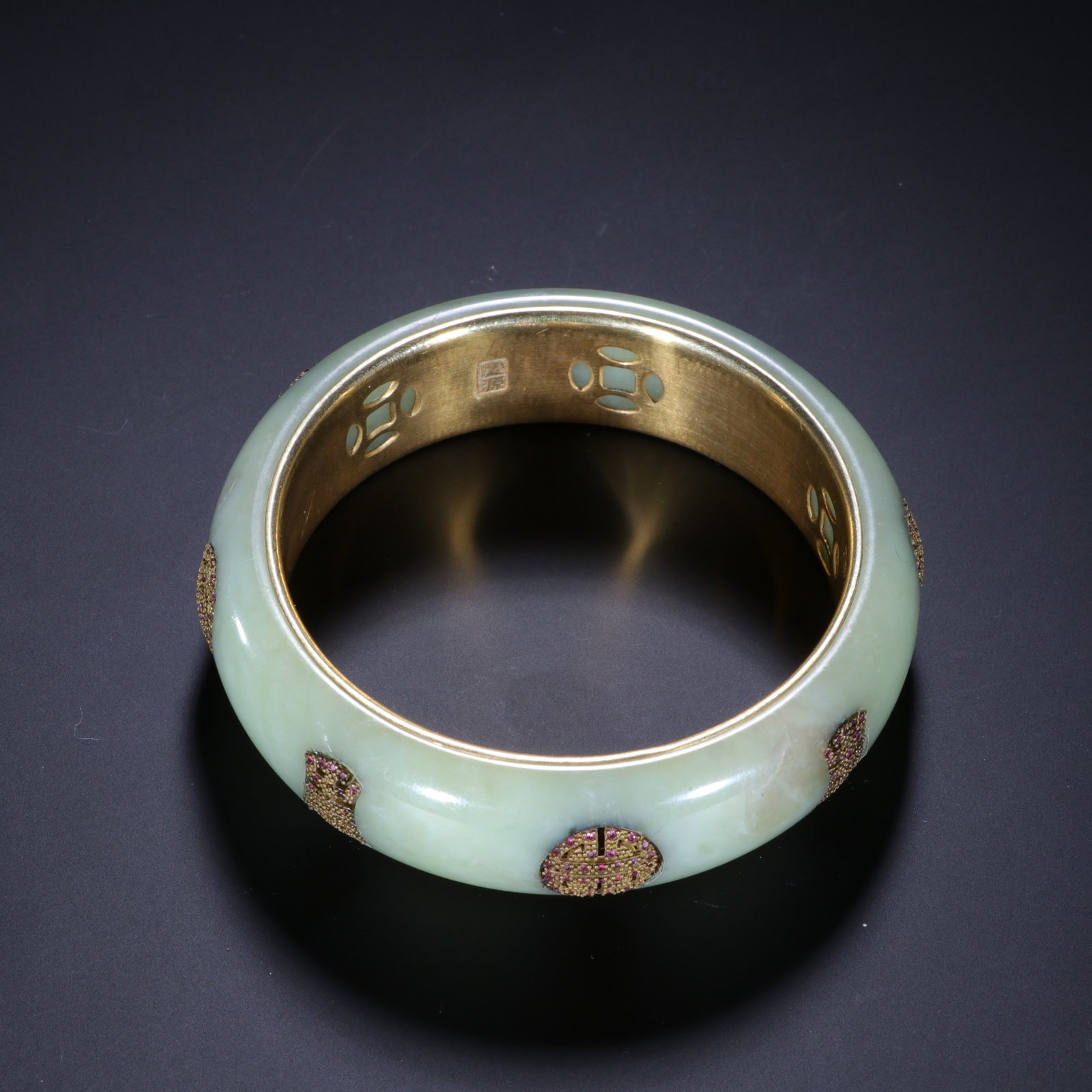 A HARDSTONES INLAID JADE BANGLE - 5