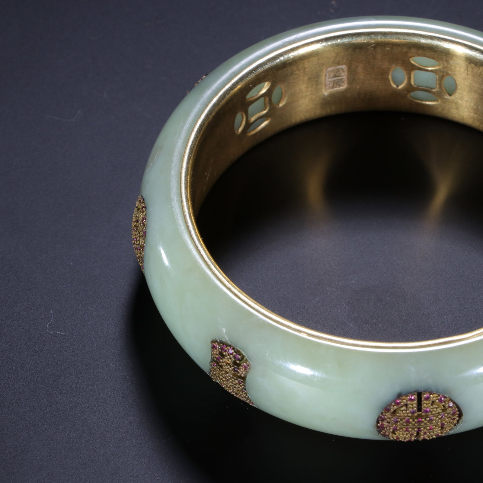 A HARDSTONES INLAID JADE BANGLE - 6