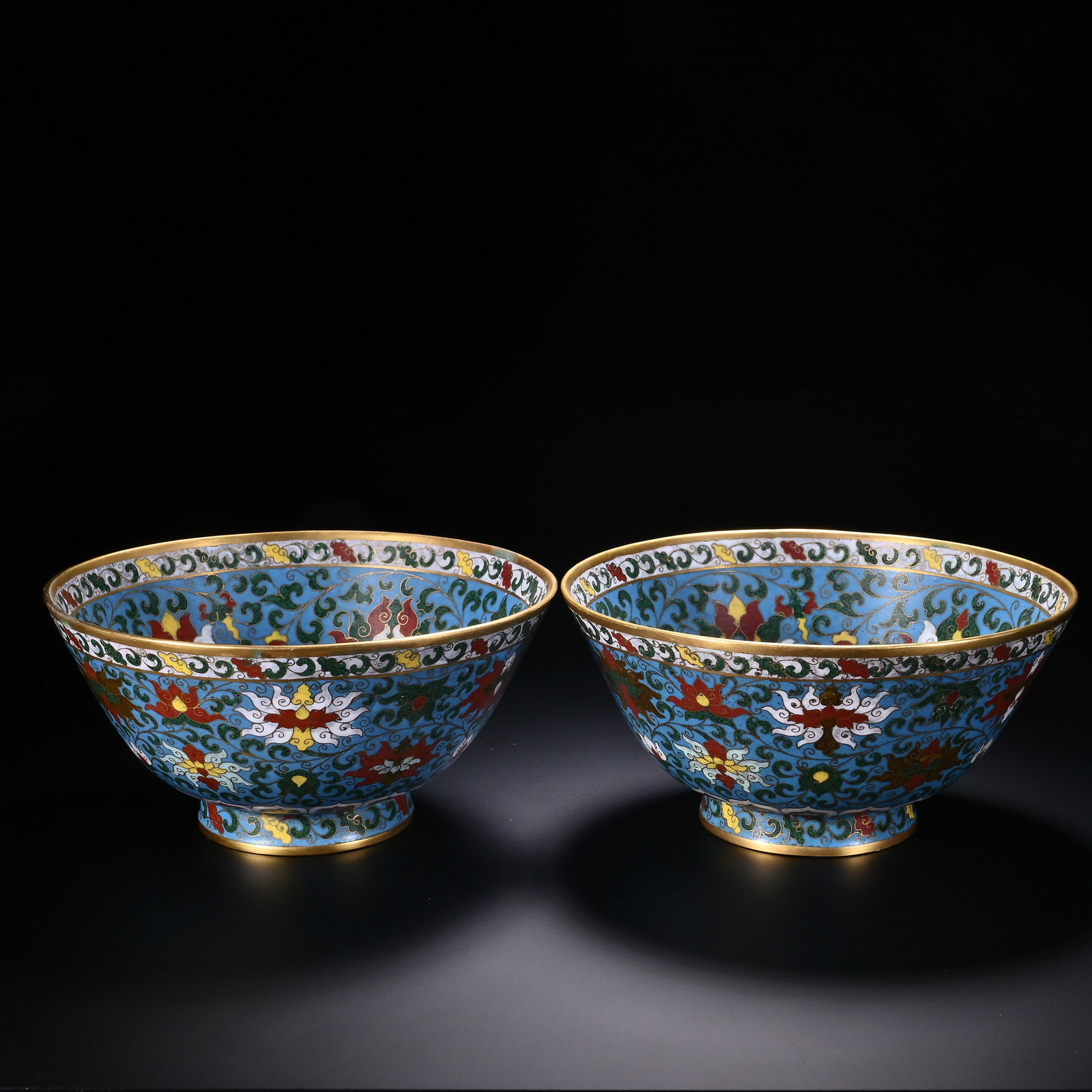 A PAIR OF CHINESE CLOISONNE BOWLS: A PAIR OF CHINESE CLOISONNE BOWLS (7.5 x 14.7cm)