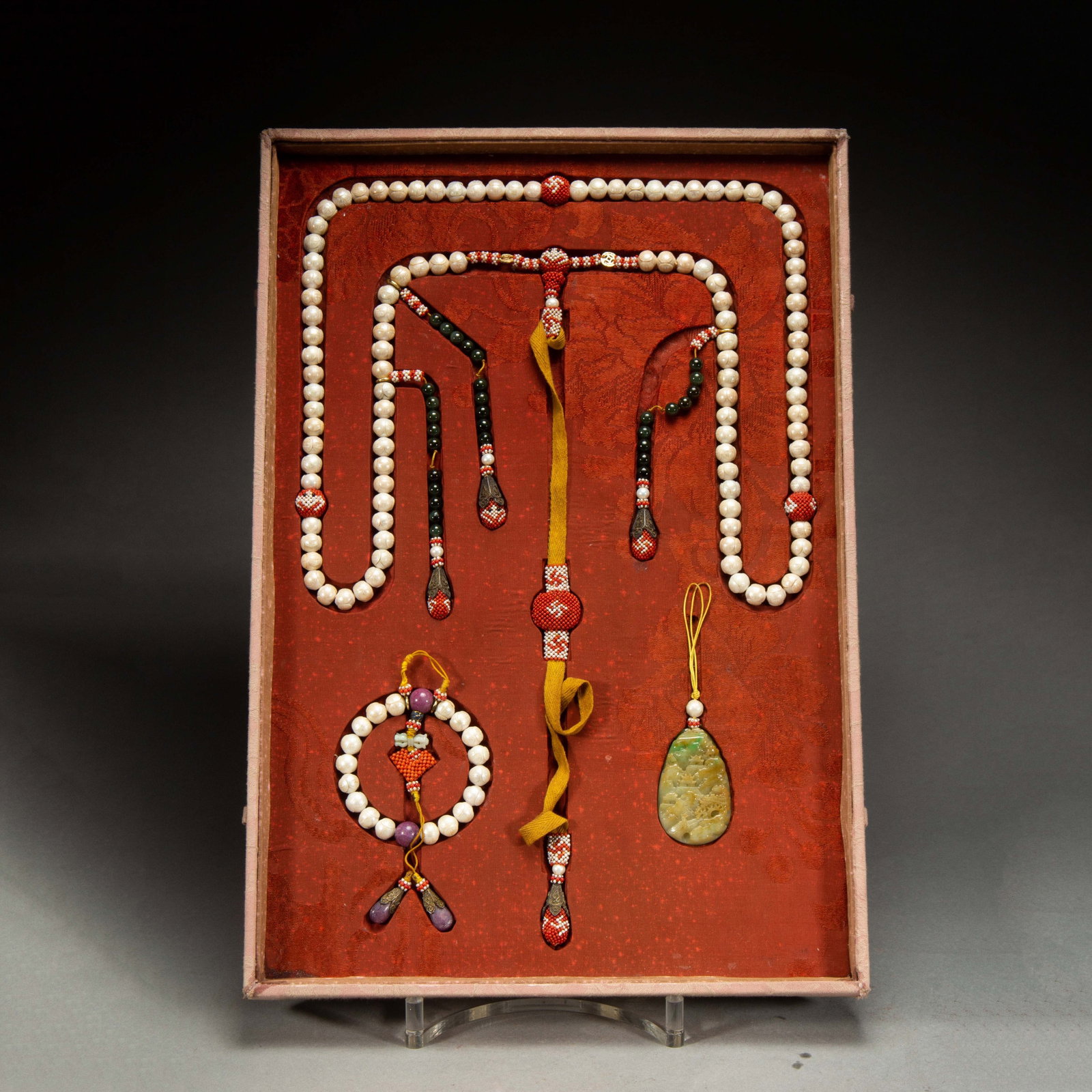 A CHINESE PEARL COURT NECKLACE (CHAOZHU): A CHINESE PEARL COURT NECKLACE (CHAOZHU) (1.3 x 1.3cm,Weight 520g)