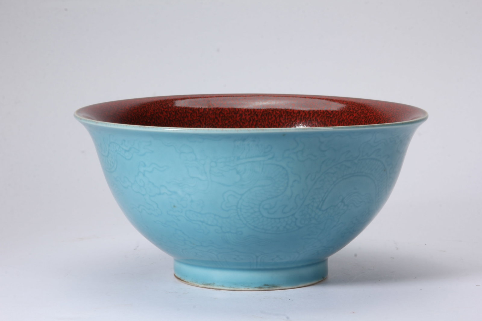 A CHINESE TURQUOISE-GLAZED INCISED DRAGON BOWL: A CHINESE TURQUOISE-GLAZED INCISED DRAGON BOWL (19.5 x 19.5 x 9.5cm,Weight 750g)