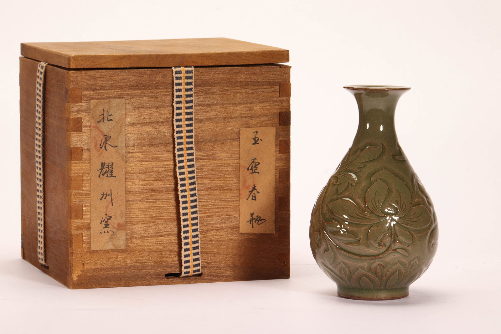 A CHINESE YAOZHOU CELADON CARVED YUHUCHUN VASE: A CHINESE YAOZHOU CELADON CARVED YUHUCHUN VASE (7 x 7 x 12cm,Weight 190g)