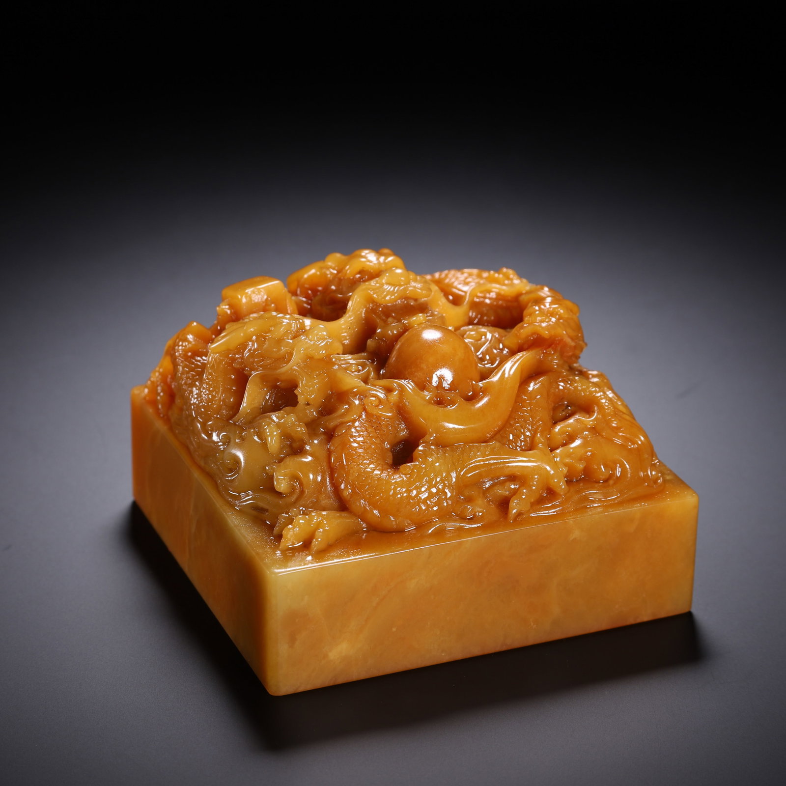 A CHINESE TIANHUANG STONE MULTI-DRAGON IMPERIAL SEAL: A CHINESE TIANHUANG STONE MULTI-DRAGON IMPERIAL SEAL (9.4 x 9.4 x 5.5cm,Weight 1020g)