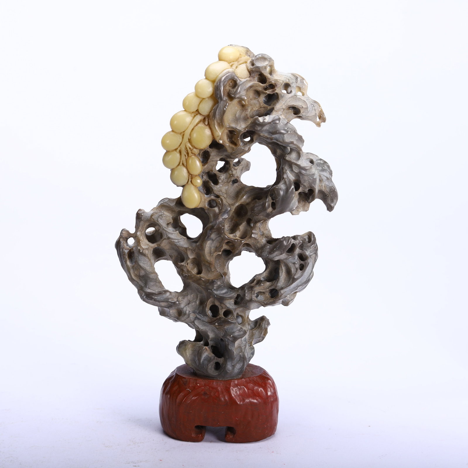 A CHINESE TAIHU STONE ORNAMENTAL ROCK WITH STONE GRAPE CARVING: A CHINESE TAIHU STONE ORNAMENTAL ROCK WITH STONE GRAPE CARVING (10 x 3.5 x 18cm,Weight 470g)