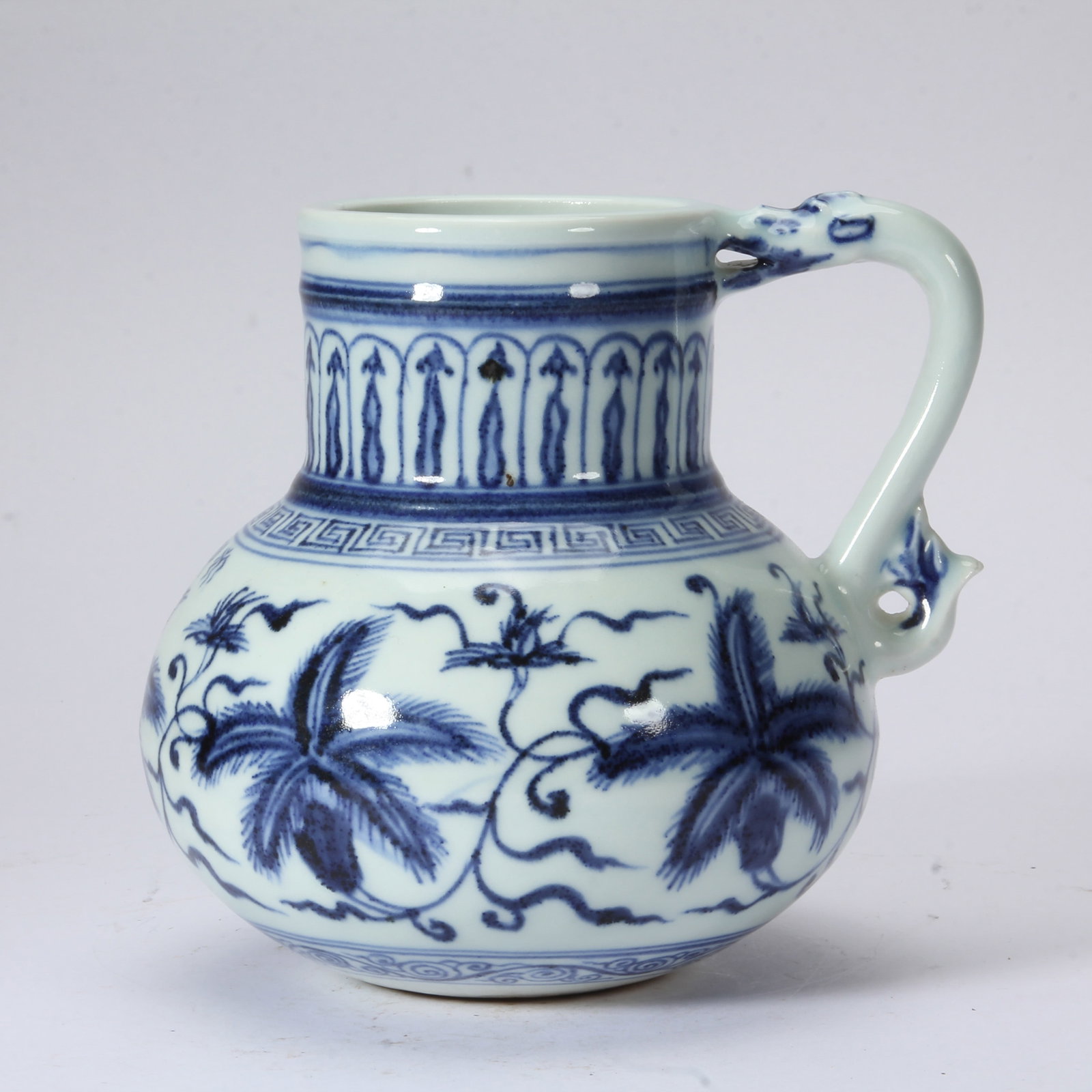 A CHINESE BLUE AND WHITE DRAGON-HANDLED EWER: A CHINESE BLUE AND WHITE DRAGON-HANDLED EWER (16 x 13 x 15cm,Weight 790g)