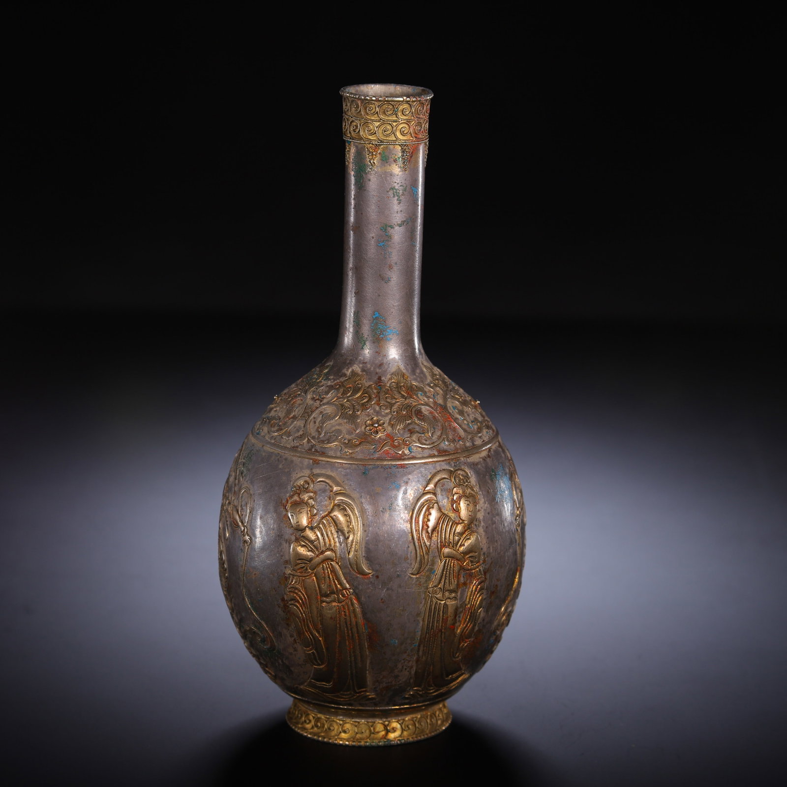 A SILVER PARTLY GILT BOTTLE VASE: A SILVER PARTLY GILT BOTTLE VASE (7.5 x 7.5 x 17cm,Weight 180g)